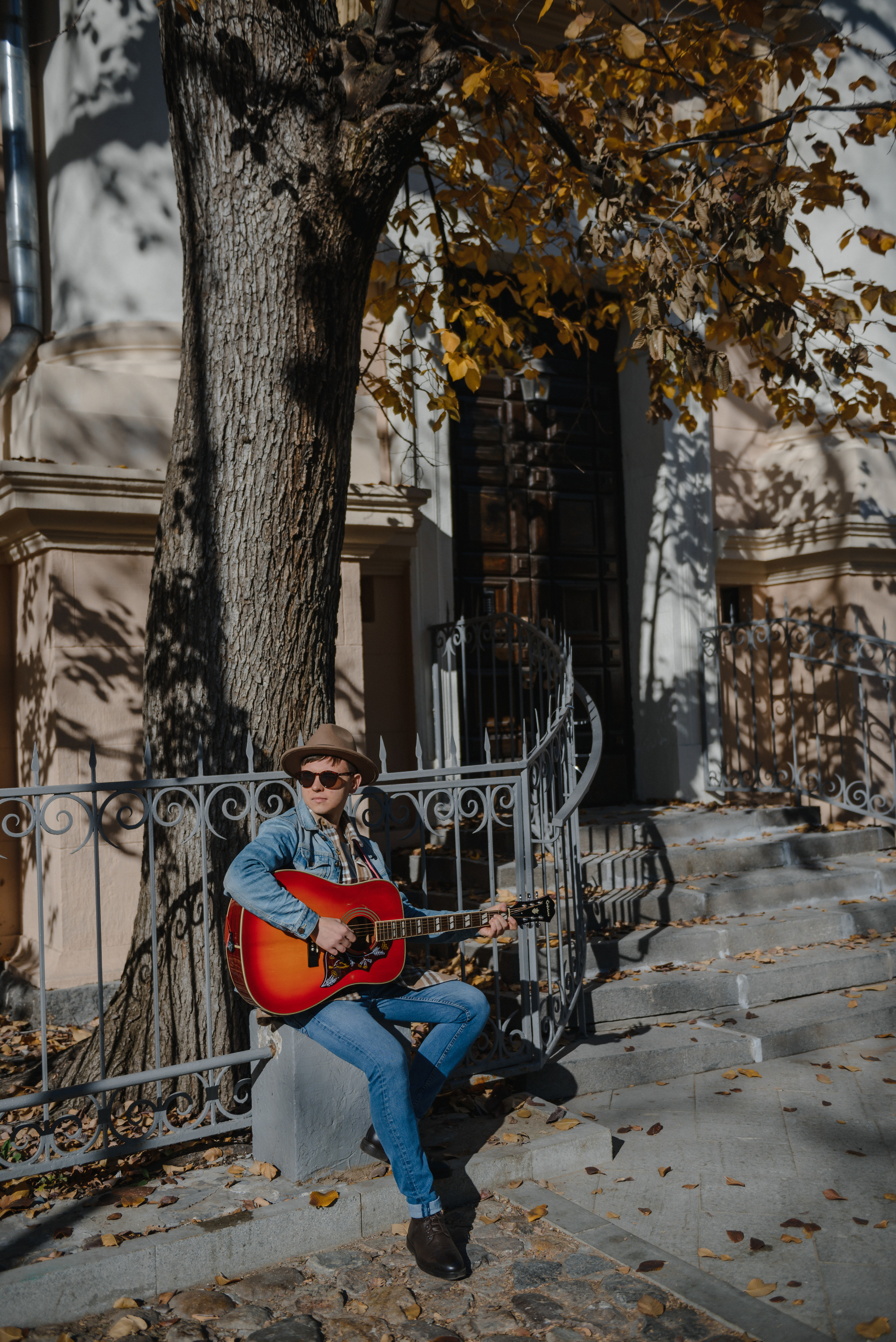 Гитара, игра на гитаре, обучение гитаре, обучение игре на гитаре, осень, осення съемка, контент, съемка для блога, контентная съемка, гитарист, блог гитариста, контентная фотосъемка для гитариста, контент гитариста, фотосессия для гитары, научиться играть на гитаре