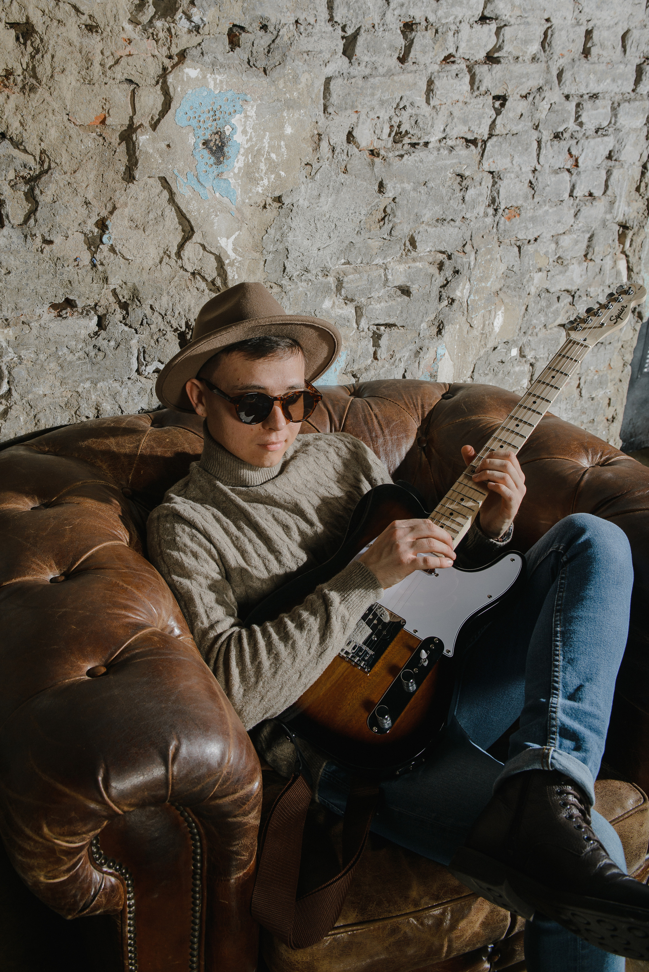 Гитара, игра на гитаре, обучение гитаре, обучение игре на гитаре, осень, осення съемка, контент, съемка для блога, контентная съемка, гитарист, блог гитариста, контентная фотосъемка для гитариста, контент гитариста, фотосессия для гитары, научиться играть на гитаре