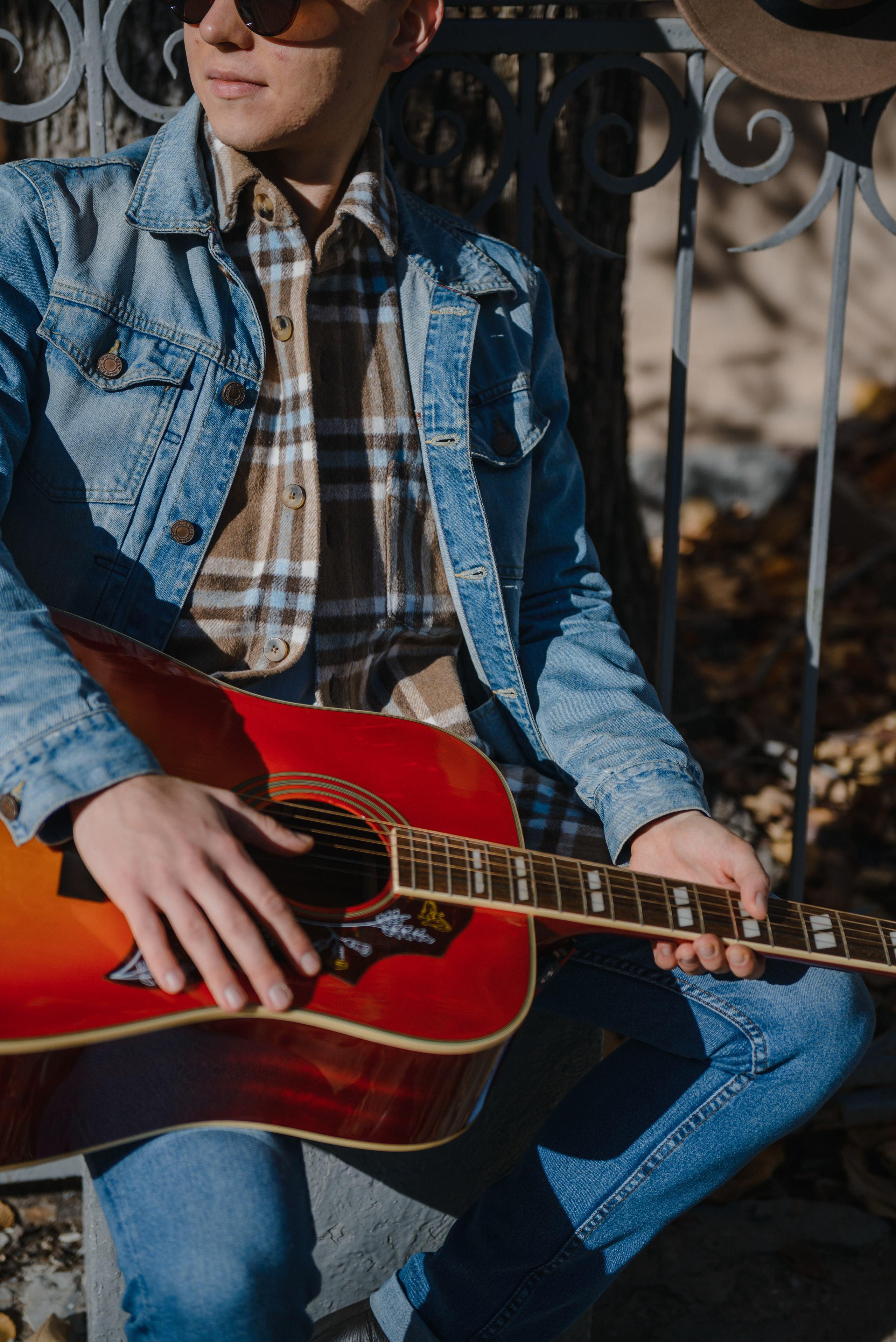 Гитара, игра на гитаре, обучение гитаре, обучение игре на гитаре, осень, осення съемка, контент, съемка для блога, контентная съемка, гитарист, блог гитариста, контентная фотосъемка для гитариста, контент гитариста, фотосессия для гитары, научиться играть на гитаре