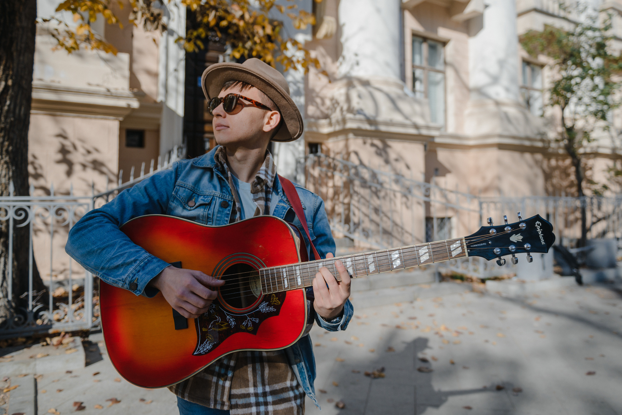 Гитара, игра на гитаре, обучение гитаре, обучение игре на гитаре, осень, осення съемка, контент, съемка для блога, контентная съемка, гитарист, блог гитариста, контентная фотосъемка для гитариста, контент гитариста, фотосессия для гитары, научиться играть на гитаре