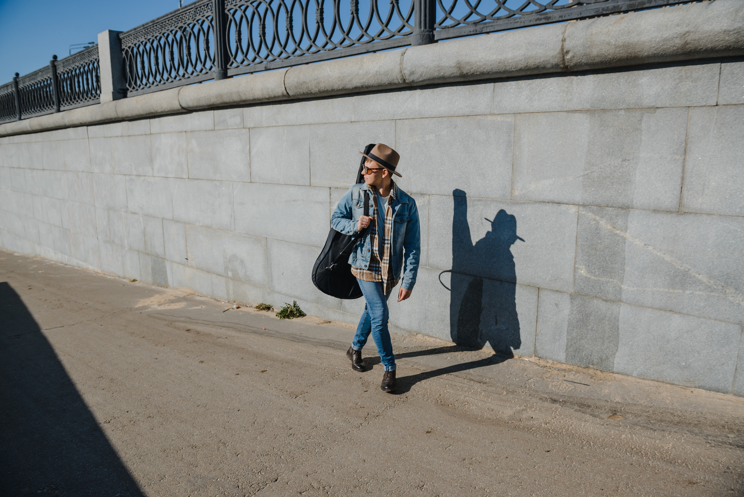 Гитара, игра на гитаре, обучение гитаре, обучение игре на гитаре, осень, осення съемка, контент, съемка для блога, контентная съемка, гитарист, блог гитариста, контентная фотосъемка для гитариста, контент гитариста, фотосессия для гитары, научиться играть на гитаре