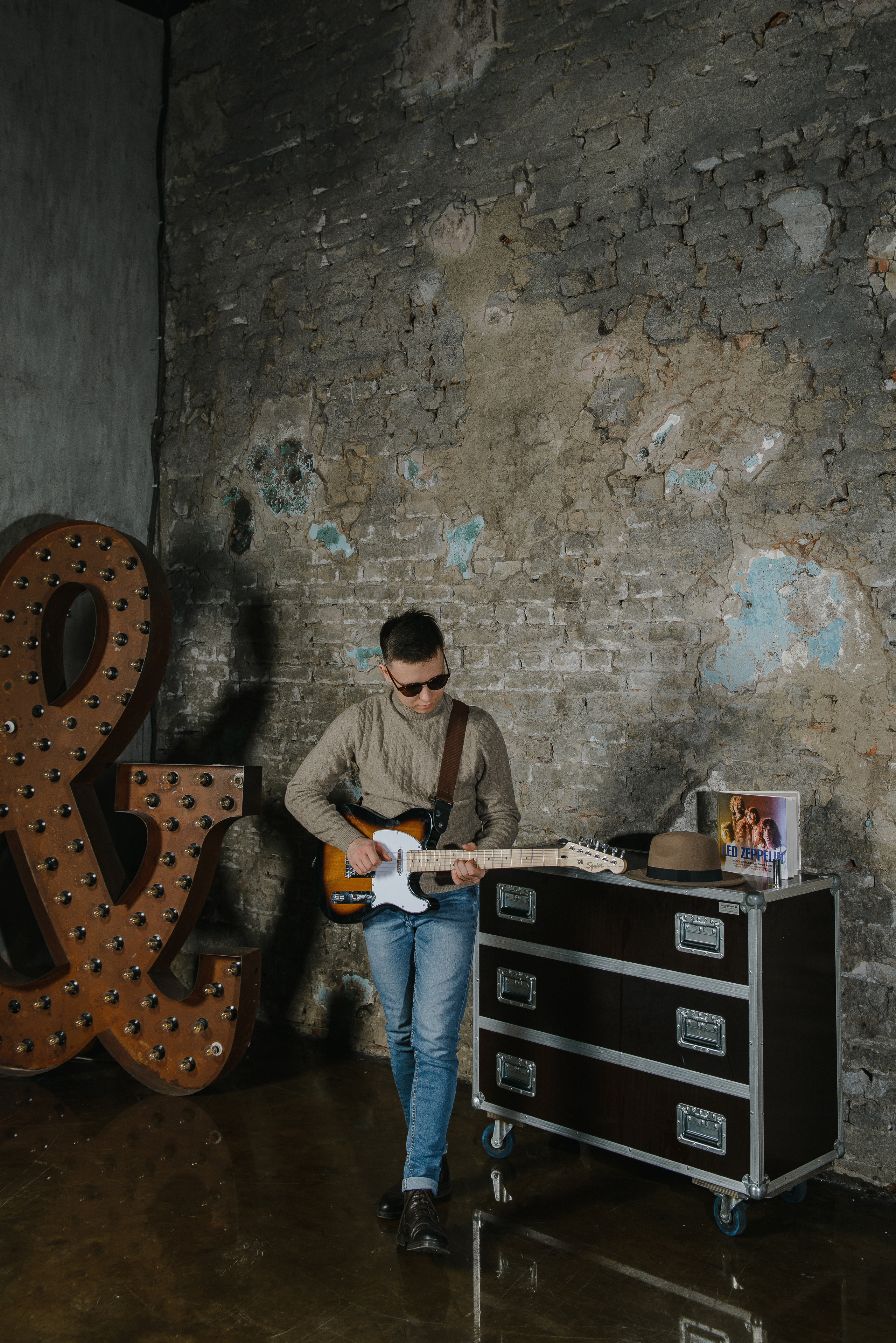 Гитара, игра на гитаре, обучение гитаре, обучение игре на гитаре, осень, осення съемка, контент, съемка для блога, контентная съемка, гитарист, блог гитариста, контентная фотосъемка для гитариста, контент гитариста, фотосессия для гитары, научиться играть на гитаре