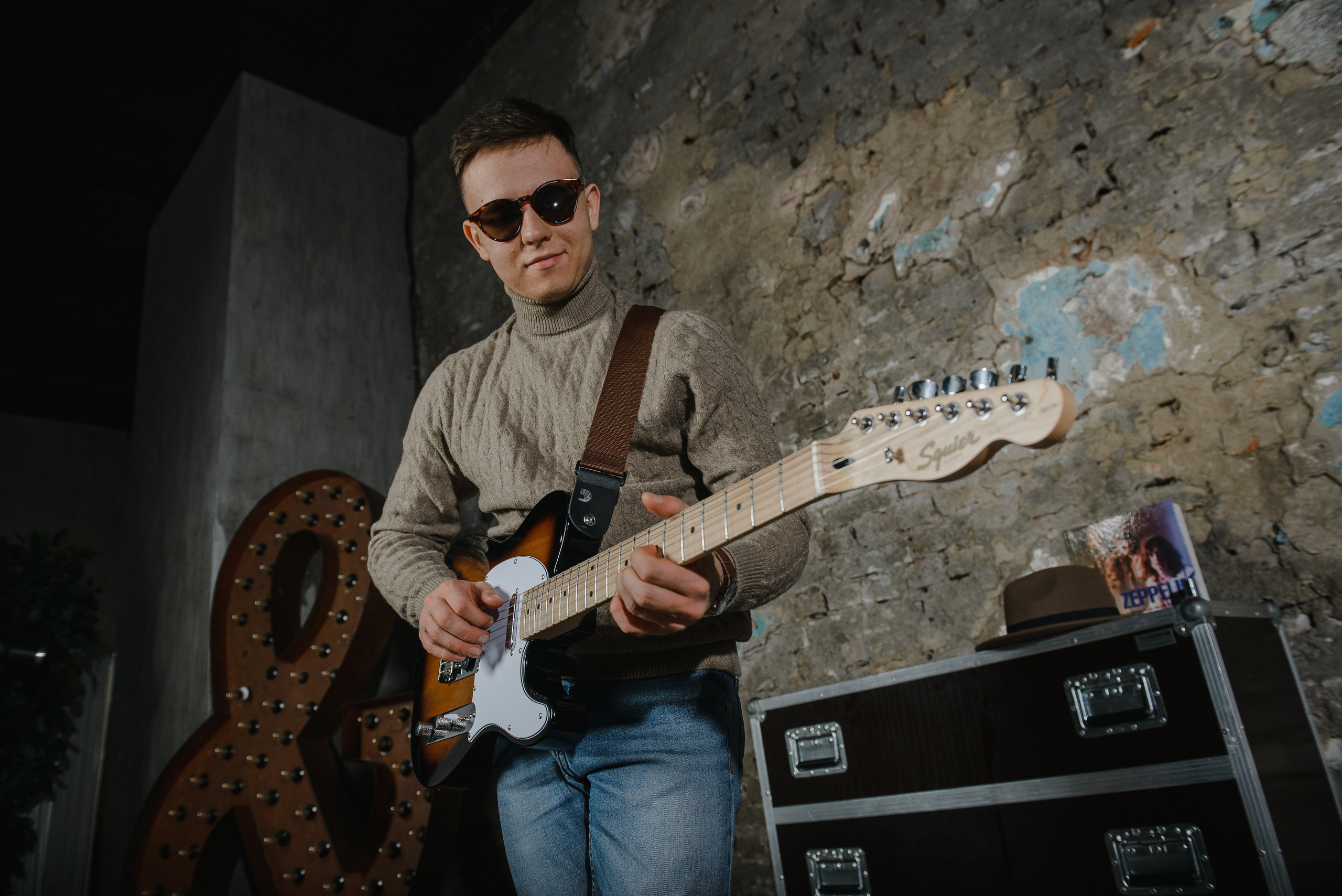 Гитара, игра на гитаре, обучение гитаре, обучение игре на гитаре, осень, осення съемка, контент, съемка для блога, контентная съемка, гитарист, блог гитариста, контентная фотосъемка для гитариста, контент гитариста, фотосессия для гитары, научиться играть на гитаре