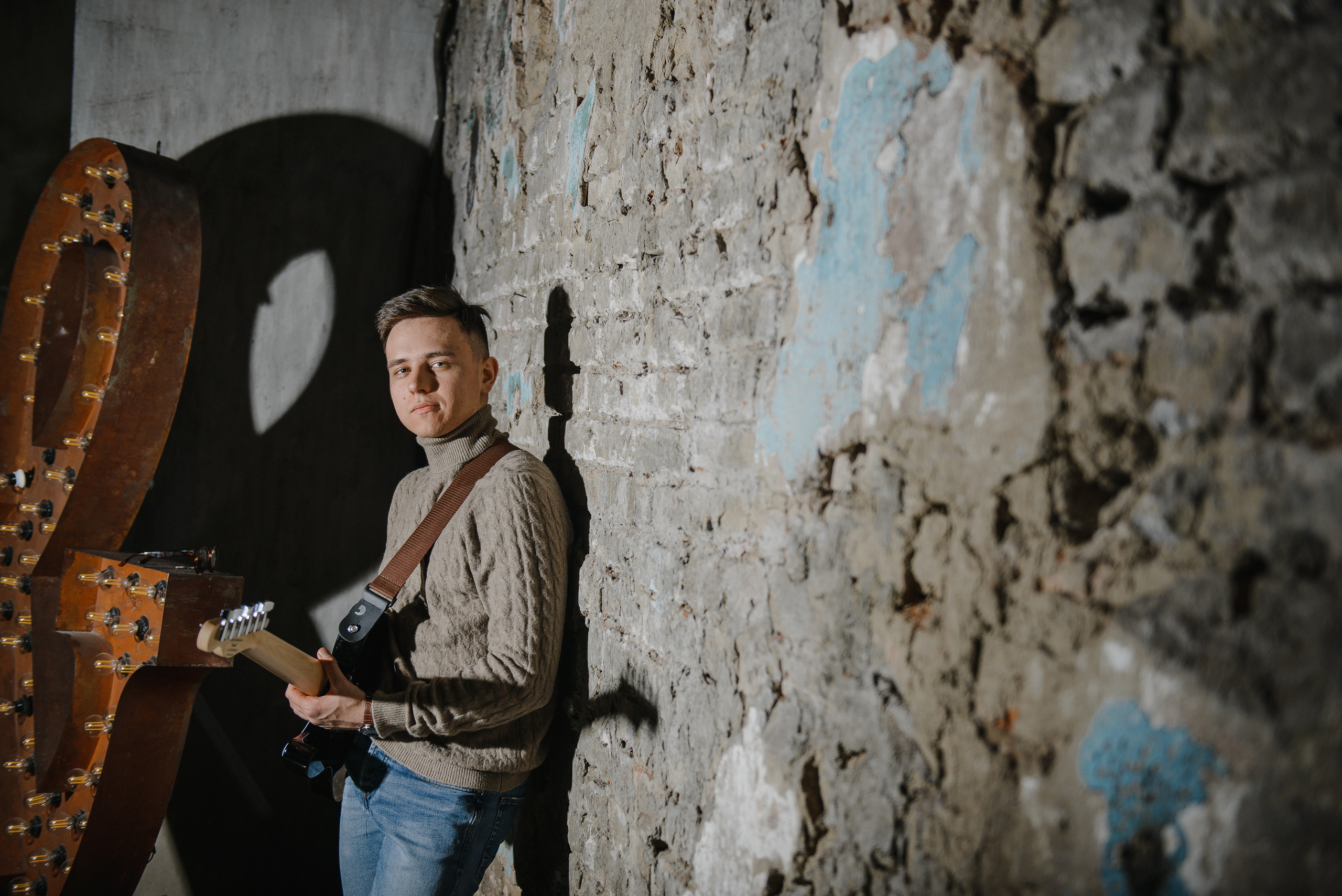 Гитара, игра на гитаре, обучение гитаре, обучение игре на гитаре, осень, осення съемка, контент, съемка для блога, контентная съемка, гитарист, блог гитариста, контентная фотосъемка для гитариста, контент гитариста, фотосессия для гитары, научиться играть на гитаре