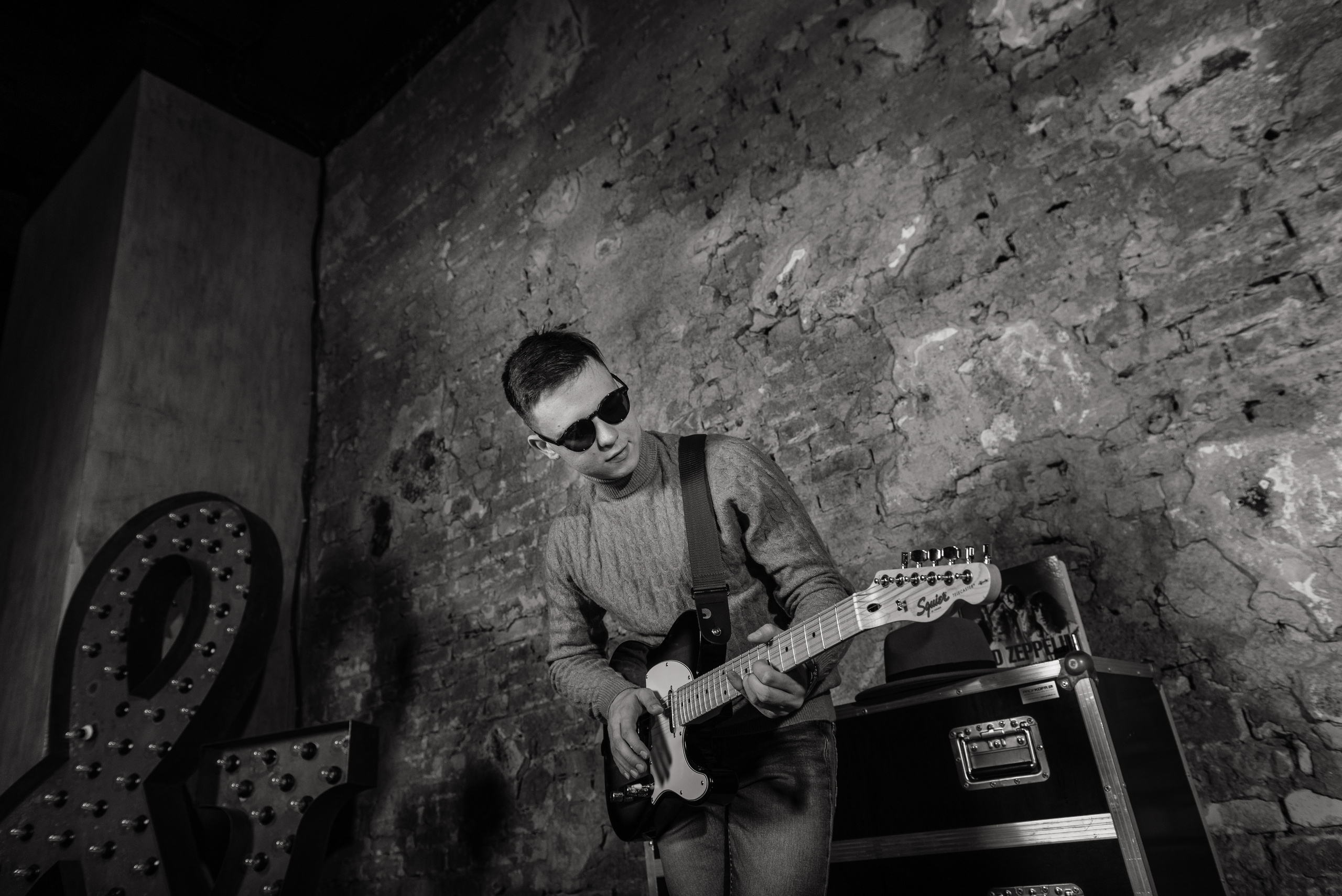 Гитара, игра на гитаре, обучение гитаре, обучение игре на гитаре, осень, осення съемка, контент, съемка для блога, контентная съемка, гитарист, блог гитариста, контентная фотосъемка для гитариста, контент гитариста, фотосессия для гитары, научиться играть на гитаре