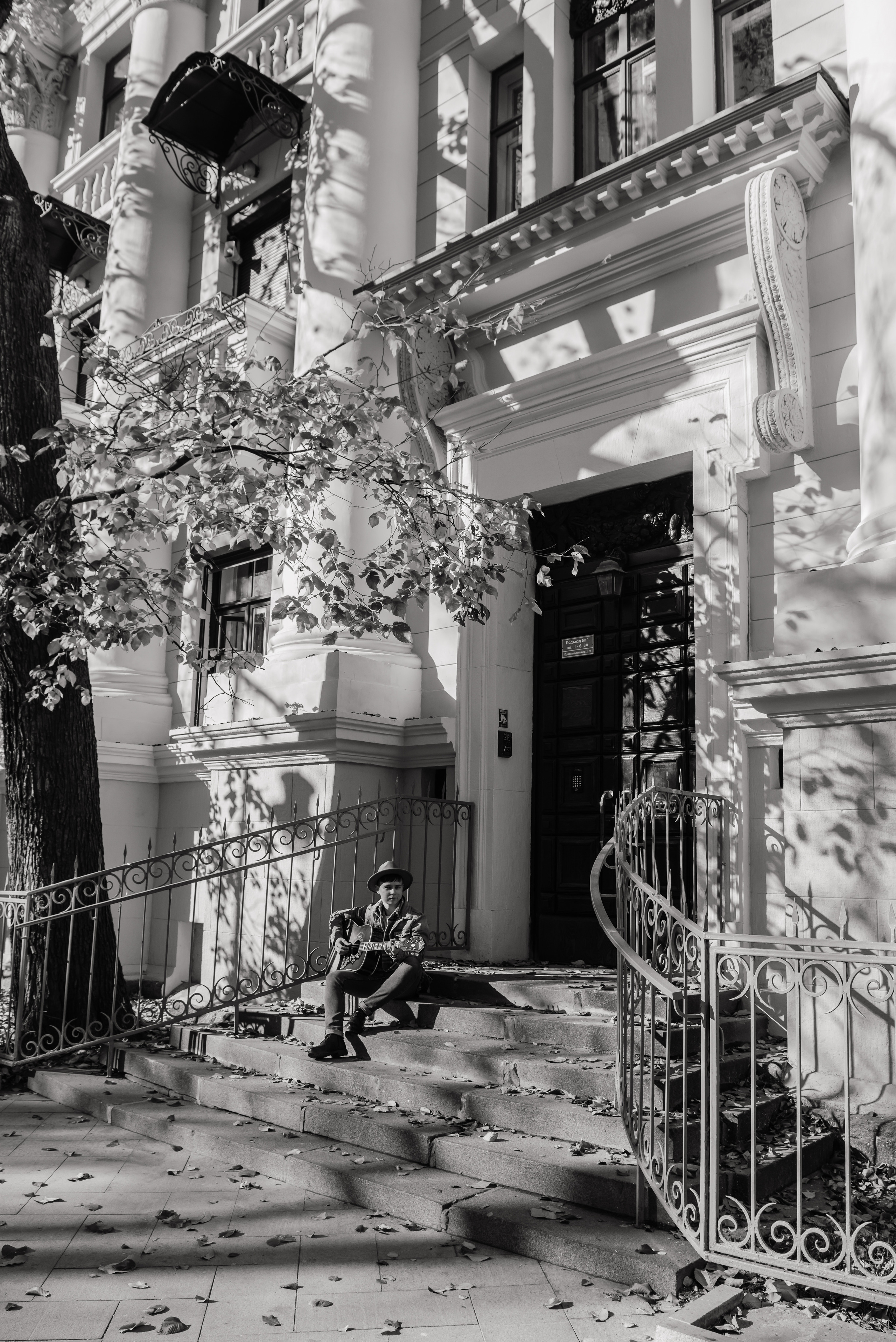 Гитара, игра на гитаре, обучение гитаре, обучение игре на гитаре, осень, осення съемка, контент, съемка для блога, контентная съемка, гитарист, блог гитариста, контентная фотосъемка для гитариста, контент гитариста, фотосессия для гитары, научиться играть на гитаре