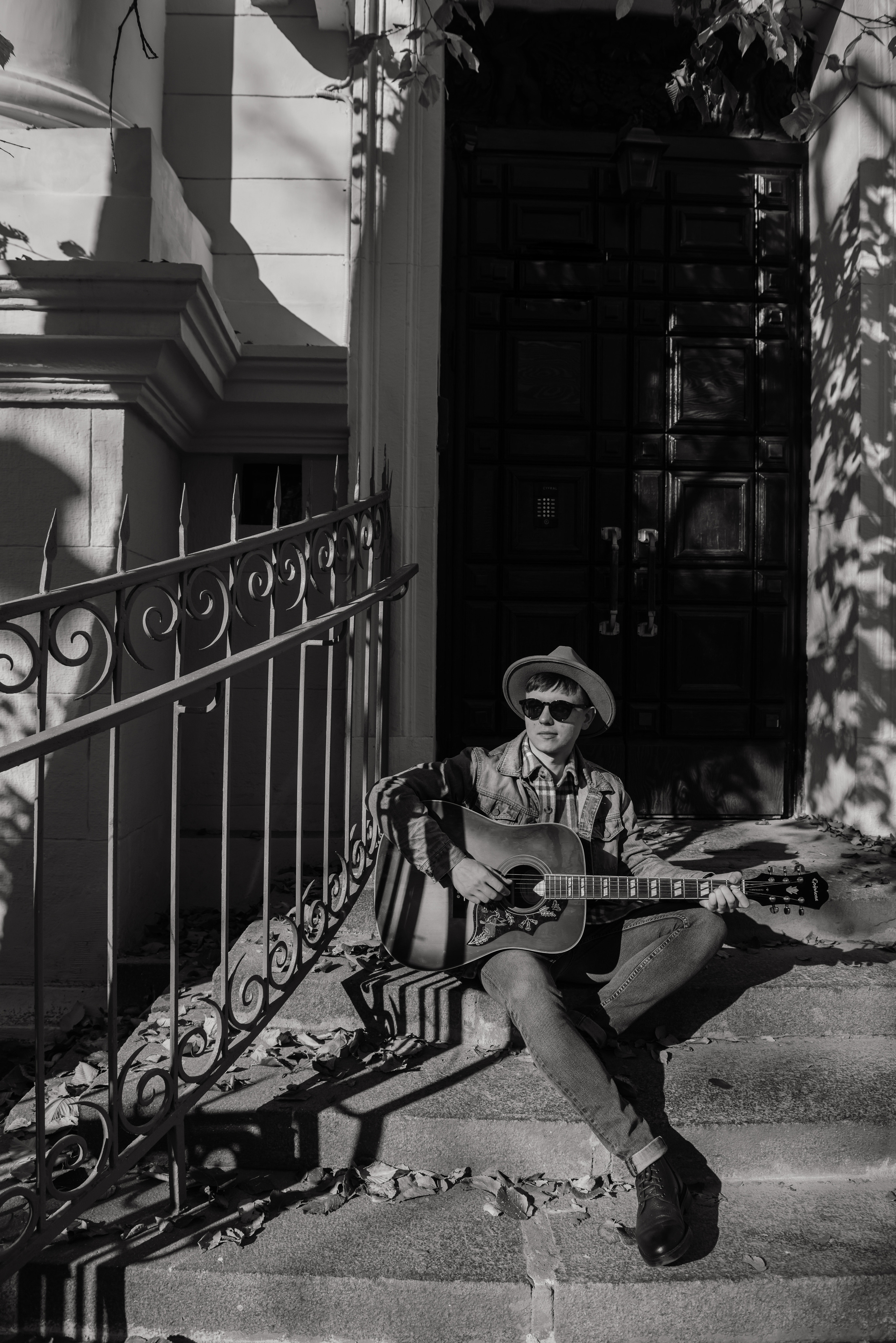 Гитара, игра на гитаре, обучение гитаре, обучение игре на гитаре, осень, осення съемка, контент, съемка для блога, контентная съемка, гитарист, блог гитариста, контентная фотосъемка для гитариста, контент гитариста, фотосессия для гитары, научиться играть на гитаре