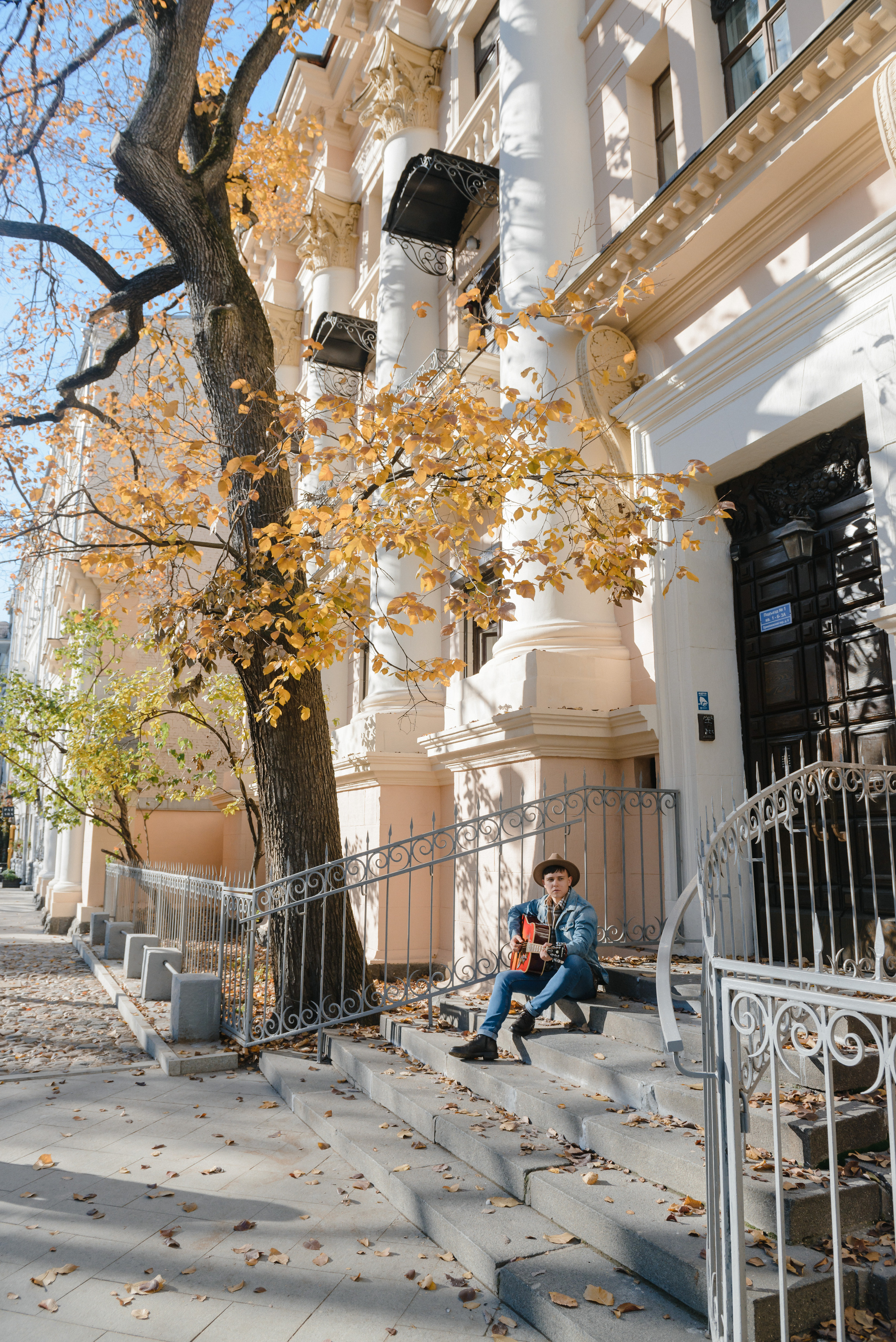 Гитара, игра на гитаре, обучение гитаре, обучение игре на гитаре, осень, осення съемка, контент, съемка для блога, контентная съемка, гитарист, блог гитариста, контентная фотосъемка для гитариста, контент гитариста, фотосессия для гитары, научиться играть на гитаре