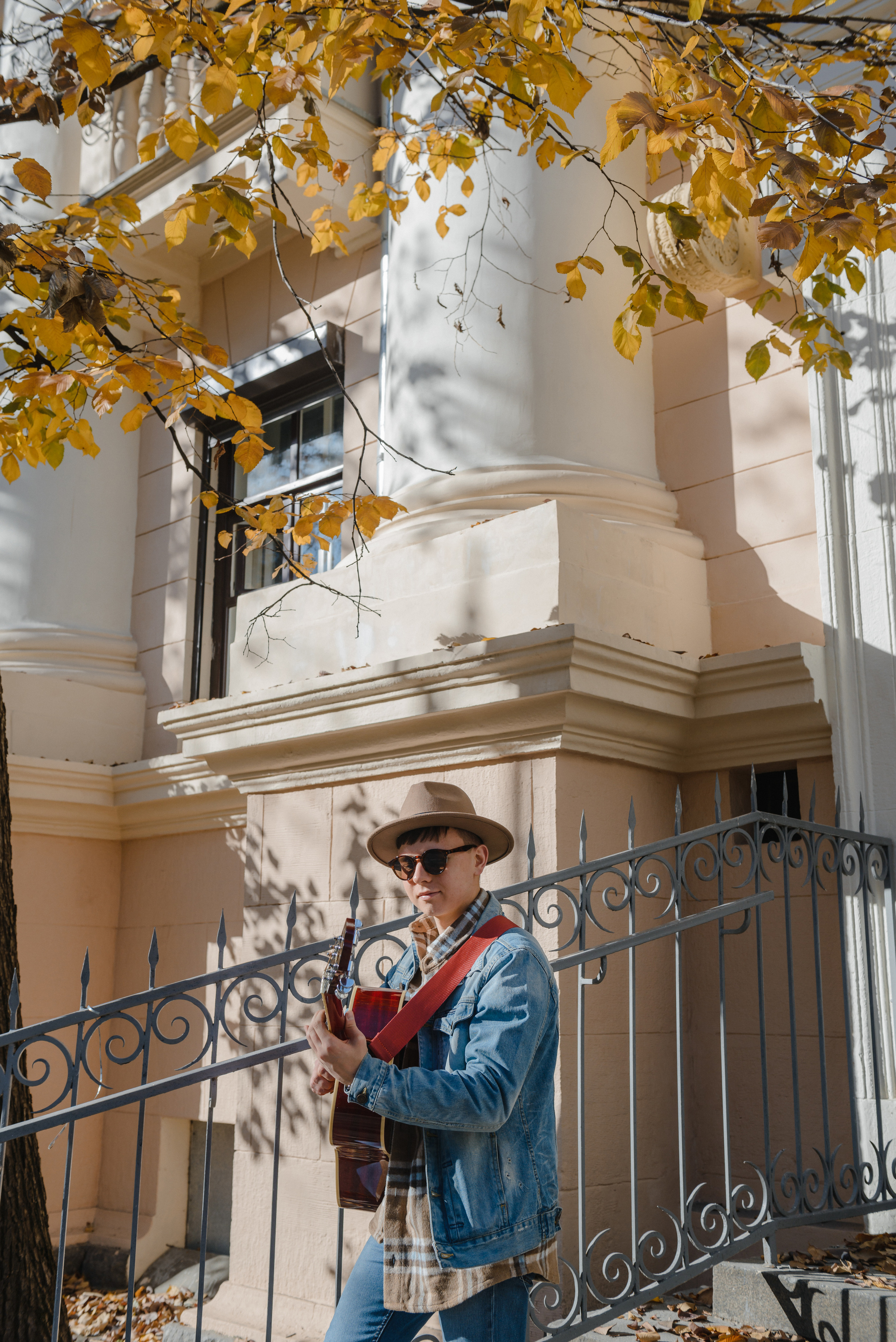 Гитара, игра на гитаре, обучение гитаре, обучение игре на гитаре, осень, осення съемка, контент, съемка для блога, контентная съемка, гитарист, блог гитариста, контентная фотосъемка для гитариста, контент гитариста, фотосессия для гитары, научиться играть на гитаре