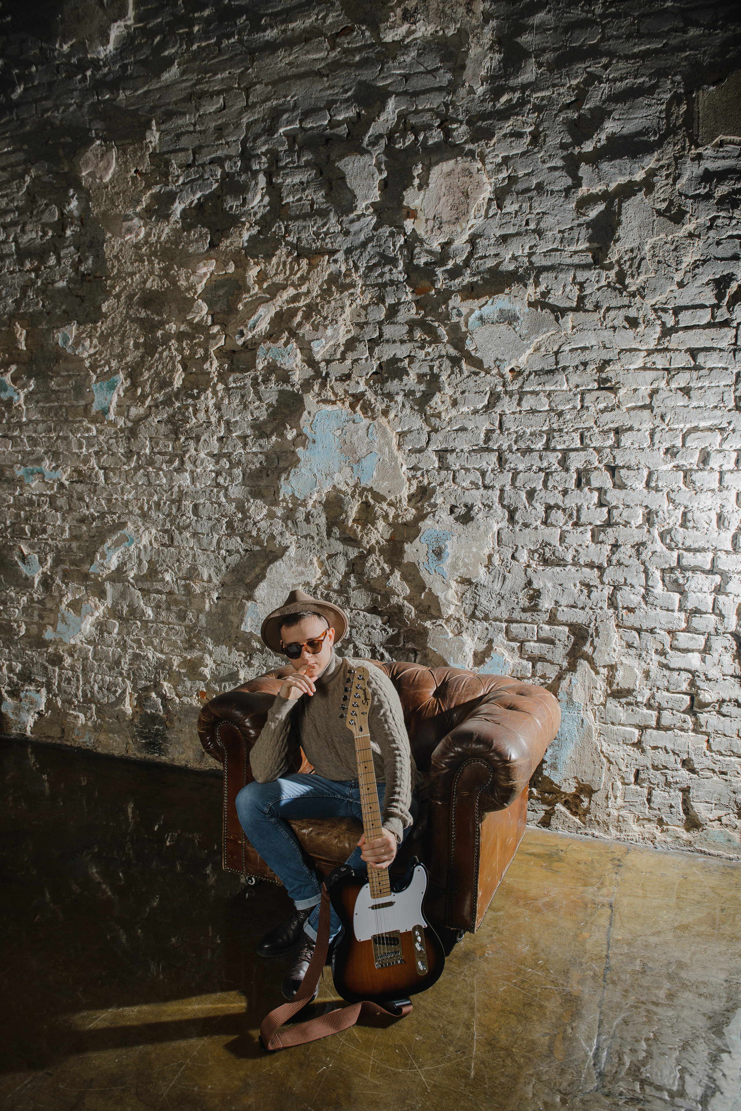 Гитара, игра на гитаре, обучение гитаре, обучение игре на гитаре, осень, осення съемка, контент, съемка для блога, контентная съемка, гитарист, блог гитариста, контентная фотосъемка для гитариста, контент гитариста, фотосессия для гитары, научиться играть на гитаре