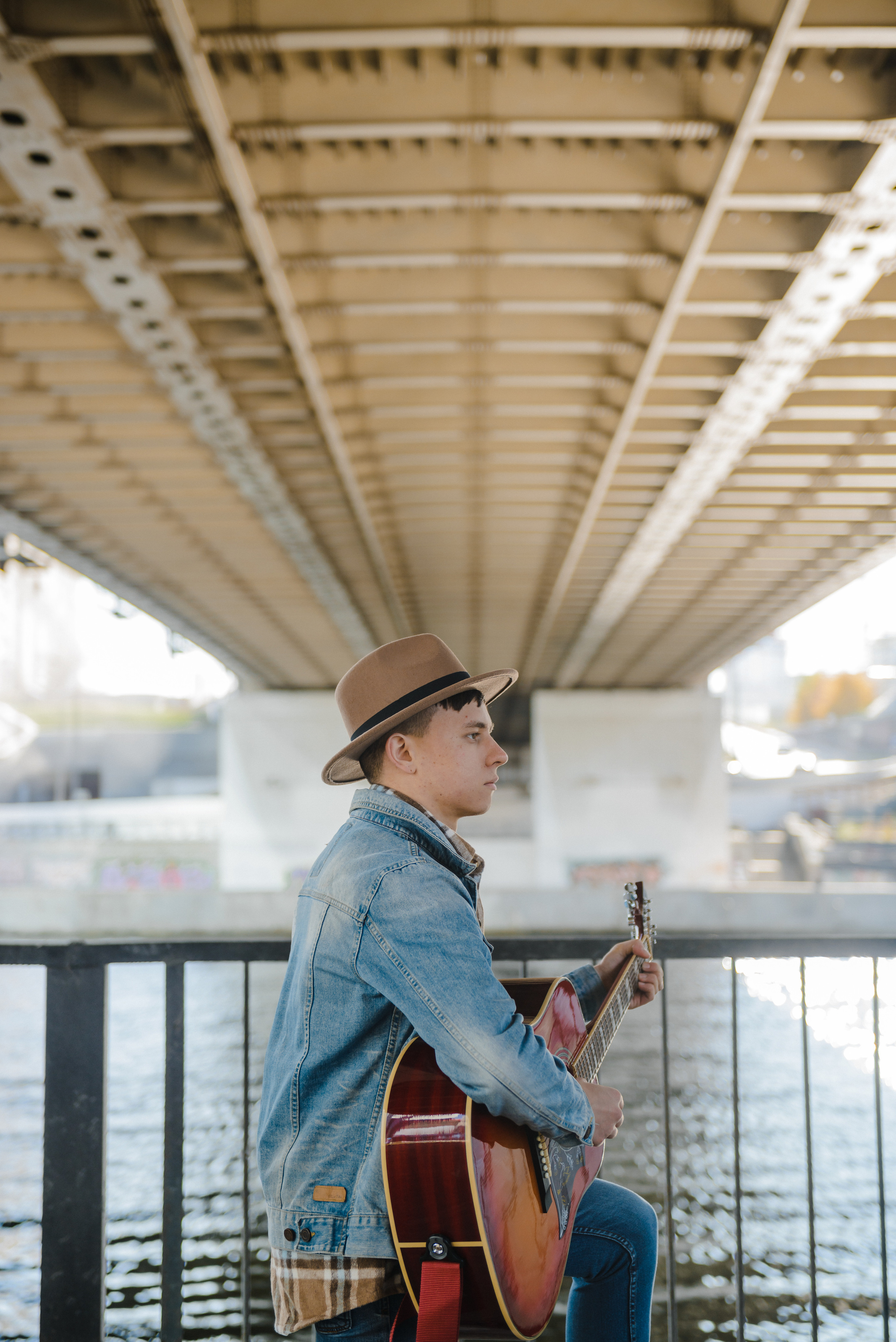 Гитара, игра на гитаре, обучение гитаре, обучение игре на гитаре, осень, осення съемка, контент, съемка для блога, контентная съемка, гитарист, блог гитариста, контентная фотосъемка для гитариста, контент гитариста, фотосессия для гитары, научиться играть на гитаре