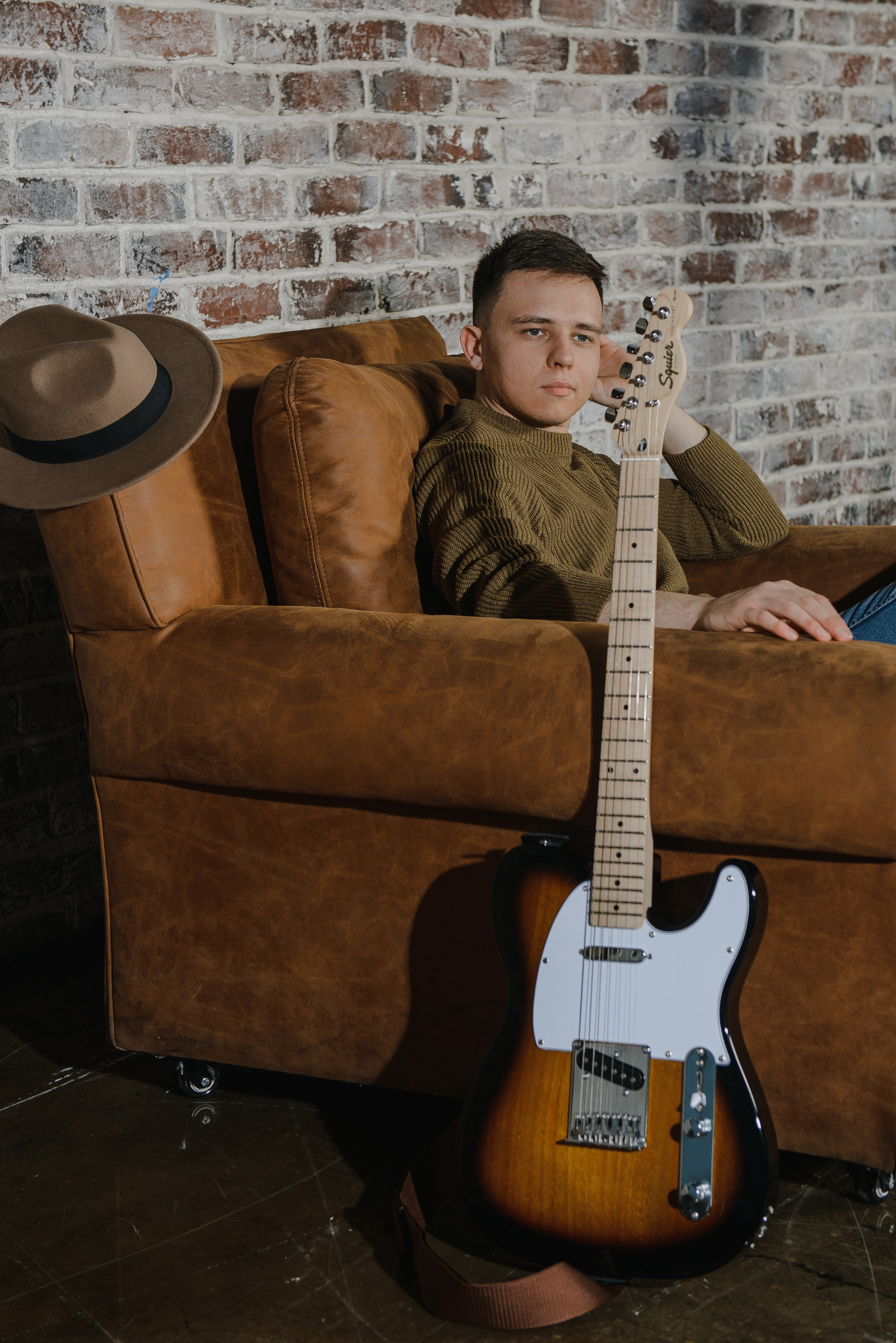 Гитара, игра на гитаре, обучение гитаре, обучение игре на гитаре, осень, осення съемка, контент, съемка для блога, контентная съемка, гитарист, блог гитариста, контентная фотосъемка для гитариста, контент гитариста, фотосессия для гитары, научиться играть на гитаре