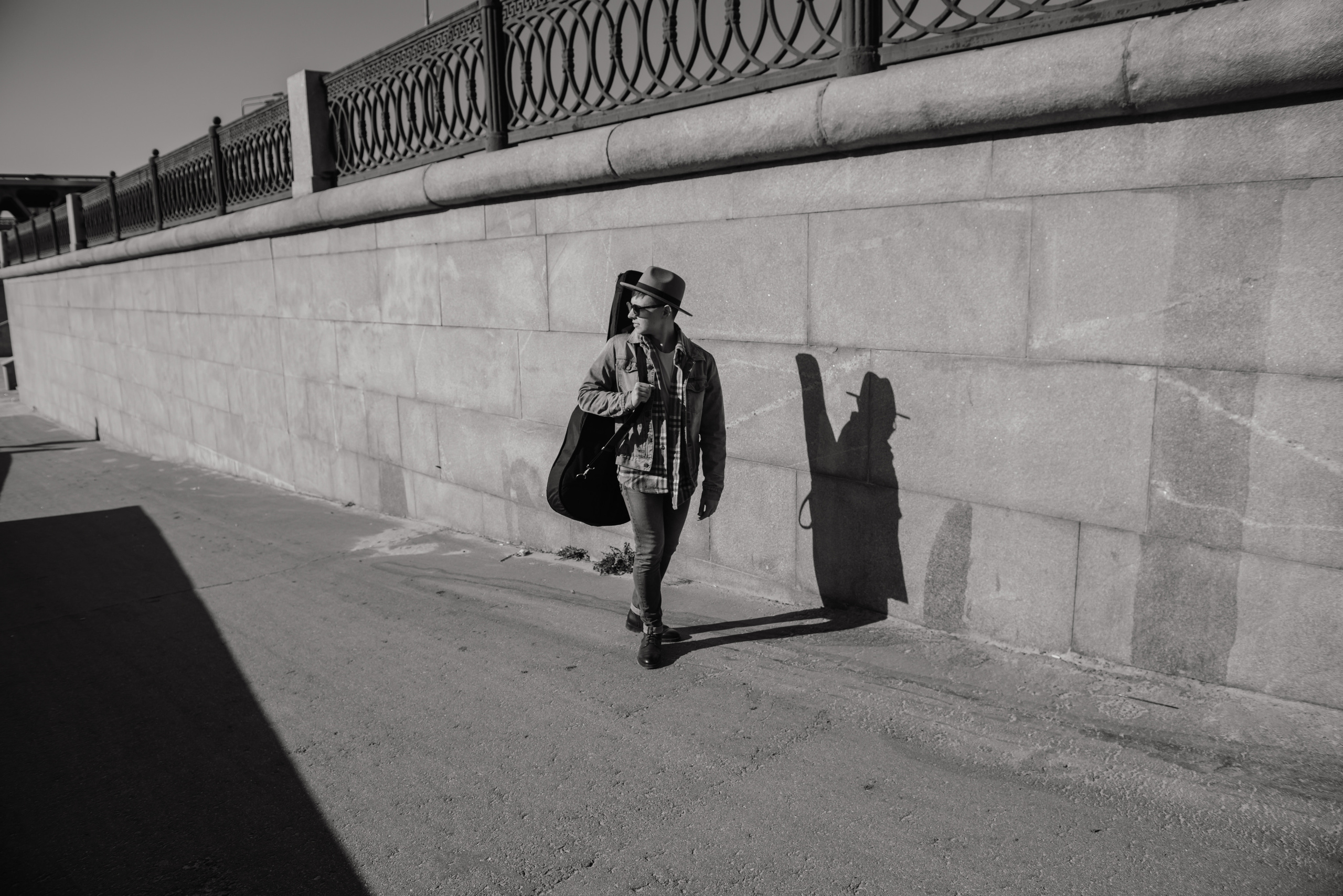 Гитара, игра на гитаре, обучение гитаре, обучение игре на гитаре, осень, осення съемка, контент, съемка для блога, контентная съемка, гитарист, блог гитариста, контентная фотосъемка для гитариста, контент гитариста, фотосессия для гитары, научиться играть на гитаре