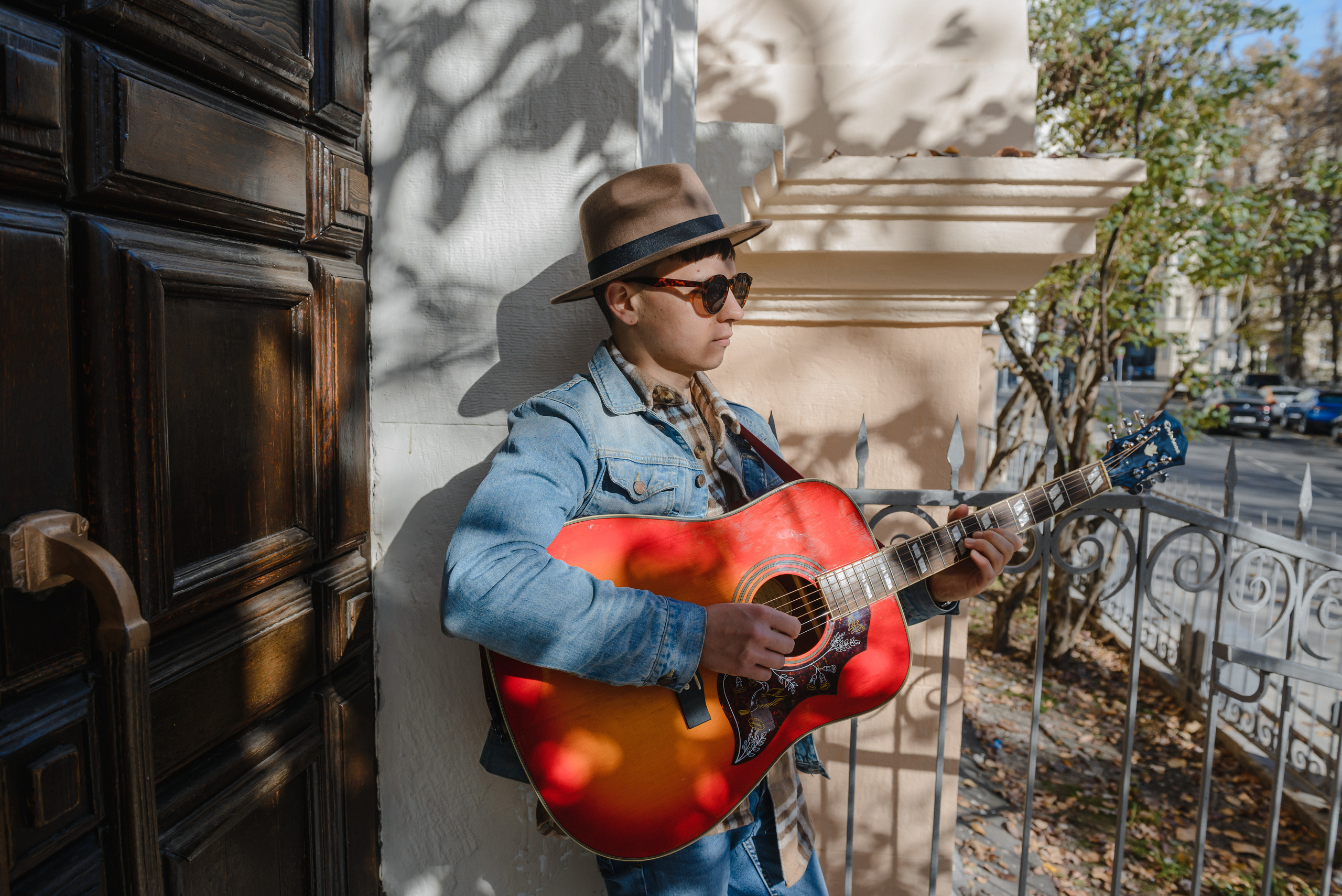 Гитара, игра на гитаре, обучение гитаре, обучение игре на гитаре, осень, осення съемка, контент, съемка для блога, контентная съемка, гитарист, блог гитариста, контентная фотосъемка для гитариста, контент гитариста, фотосессия для гитары, научиться играть на гитаре