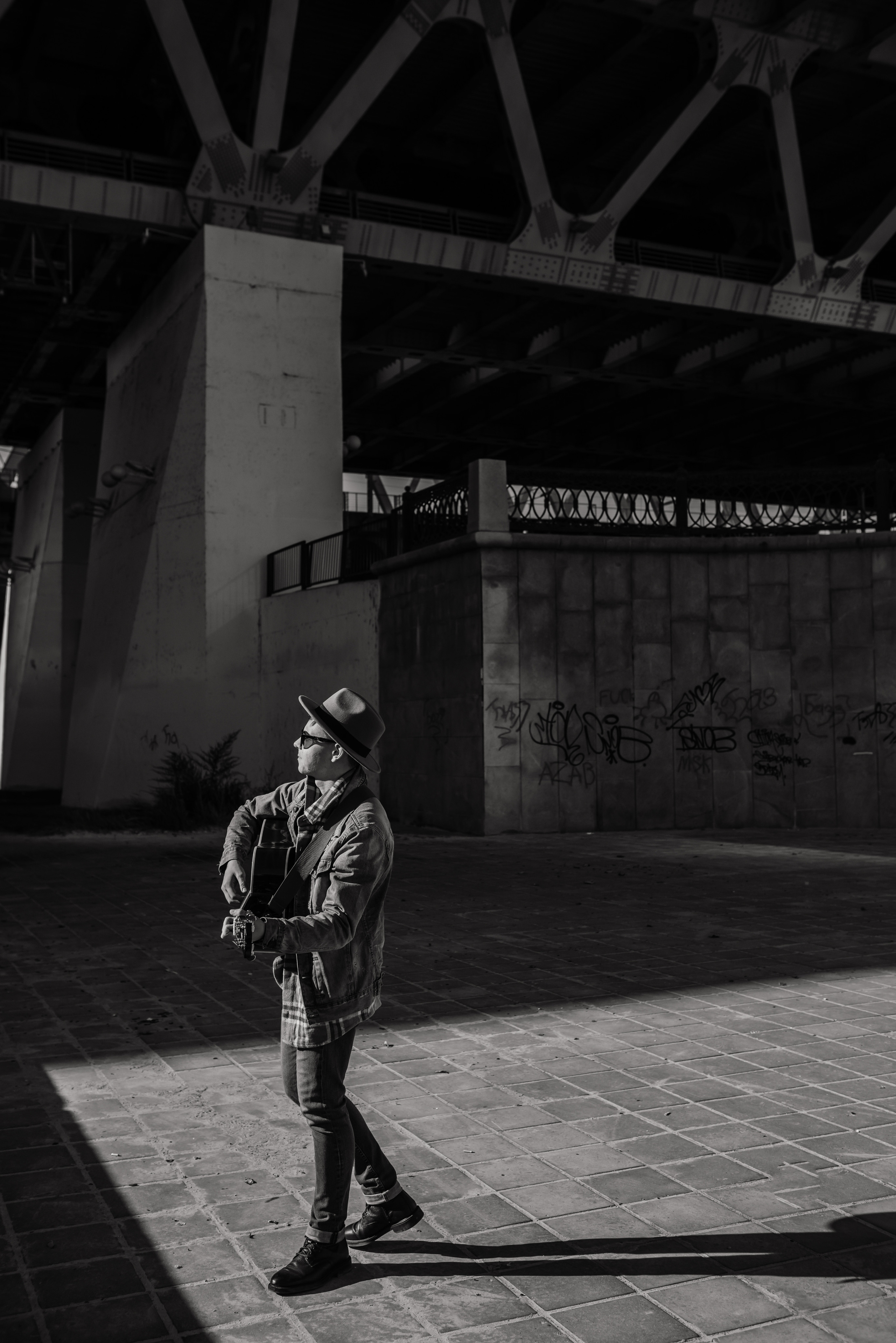 Гитара, игра на гитаре, обучение гитаре, обучение игре на гитаре, осень, осення съемка, контент, съемка для блога, контентная съемка, гитарист, блог гитариста, контентная фотосъемка для гитариста, контент гитариста, фотосессия для гитары, научиться играть на гитаре