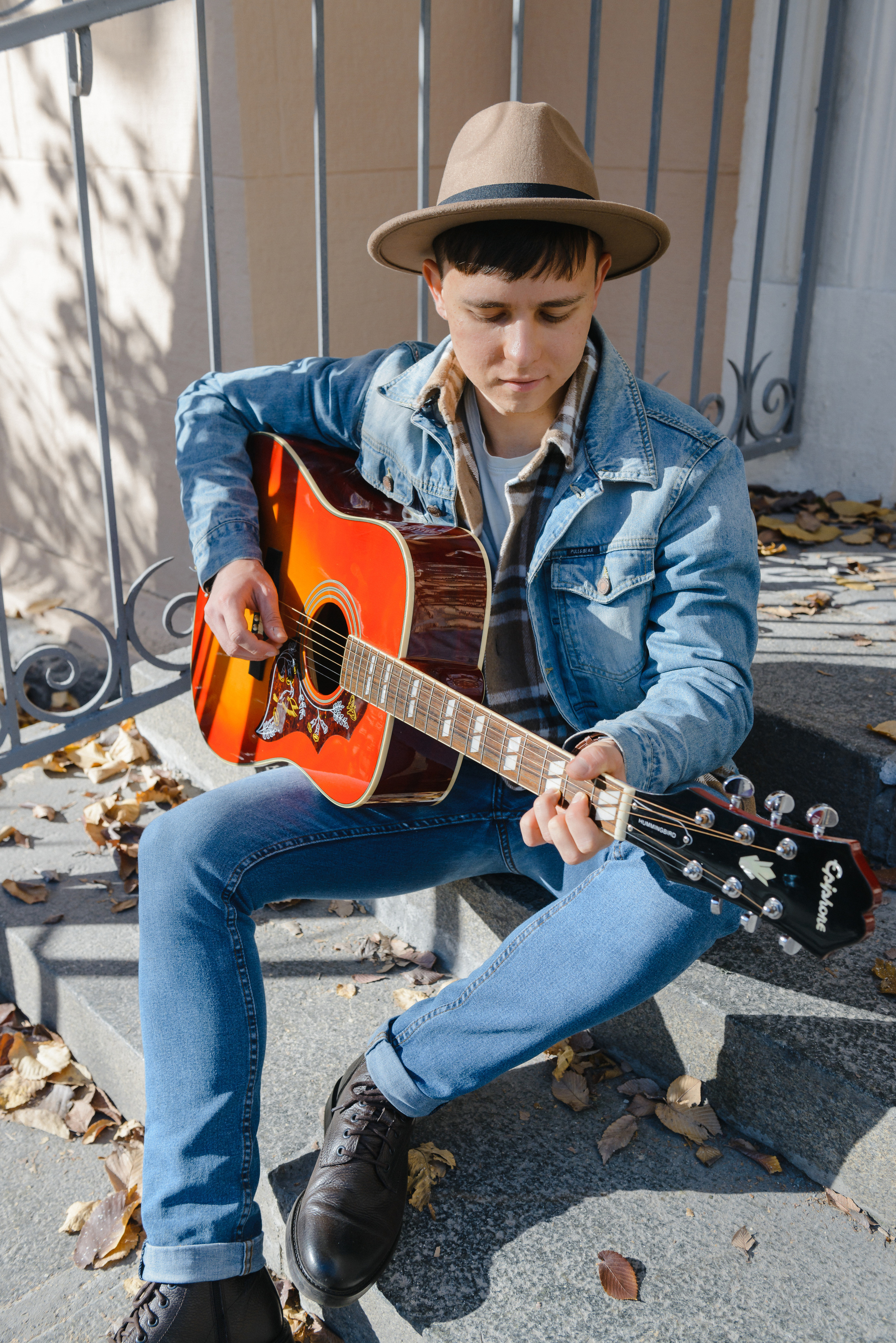 Гитара, игра на гитаре, обучение гитаре, обучение игре на гитаре, осень, осення съемка, контент, съемка для блога, контентная съемка, гитарист, блог гитариста, контентная фотосъемка для гитариста, контент гитариста, фотосессия для гитары, научиться играть на гитаре