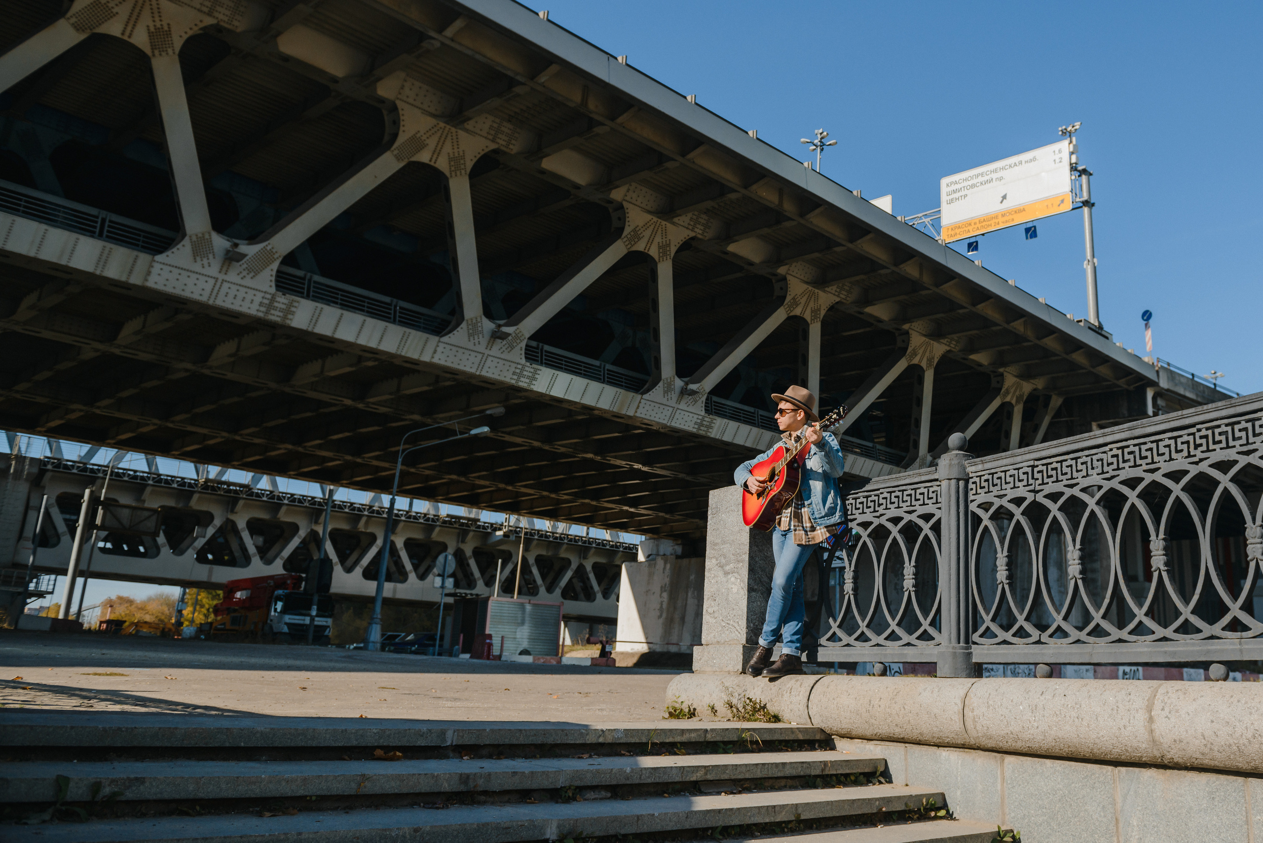 Гитара, игра на гитаре, обучение гитаре, обучение игре на гитаре, осень, осення съемка, контент, съемка для блога, контентная съемка, гитарист, блог гитариста, контентная фотосъемка для гитариста, контент гитариста, фотосессия для гитары, научиться играть на гитаре