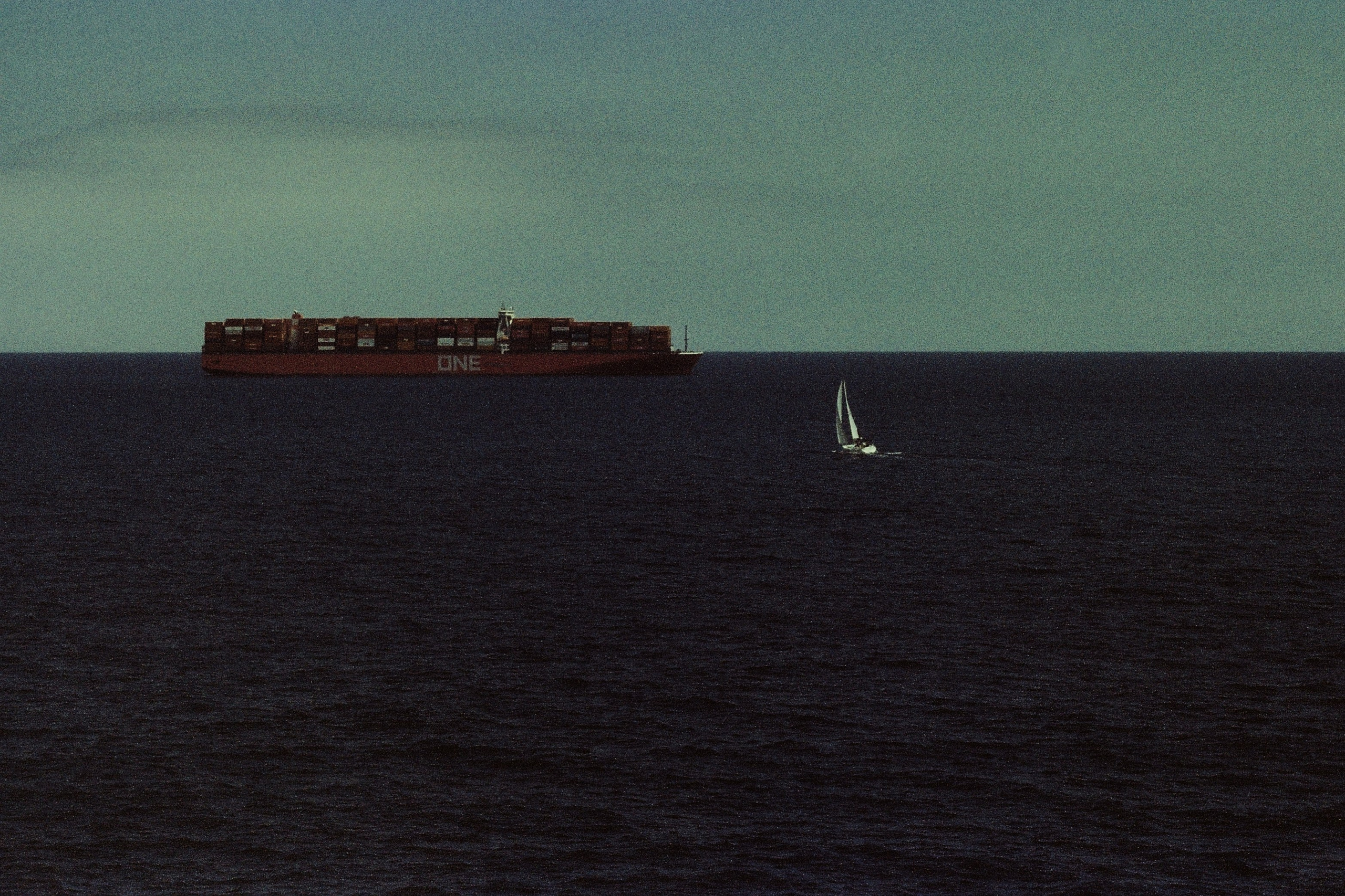 морской пейзаж. контейнеровоз.