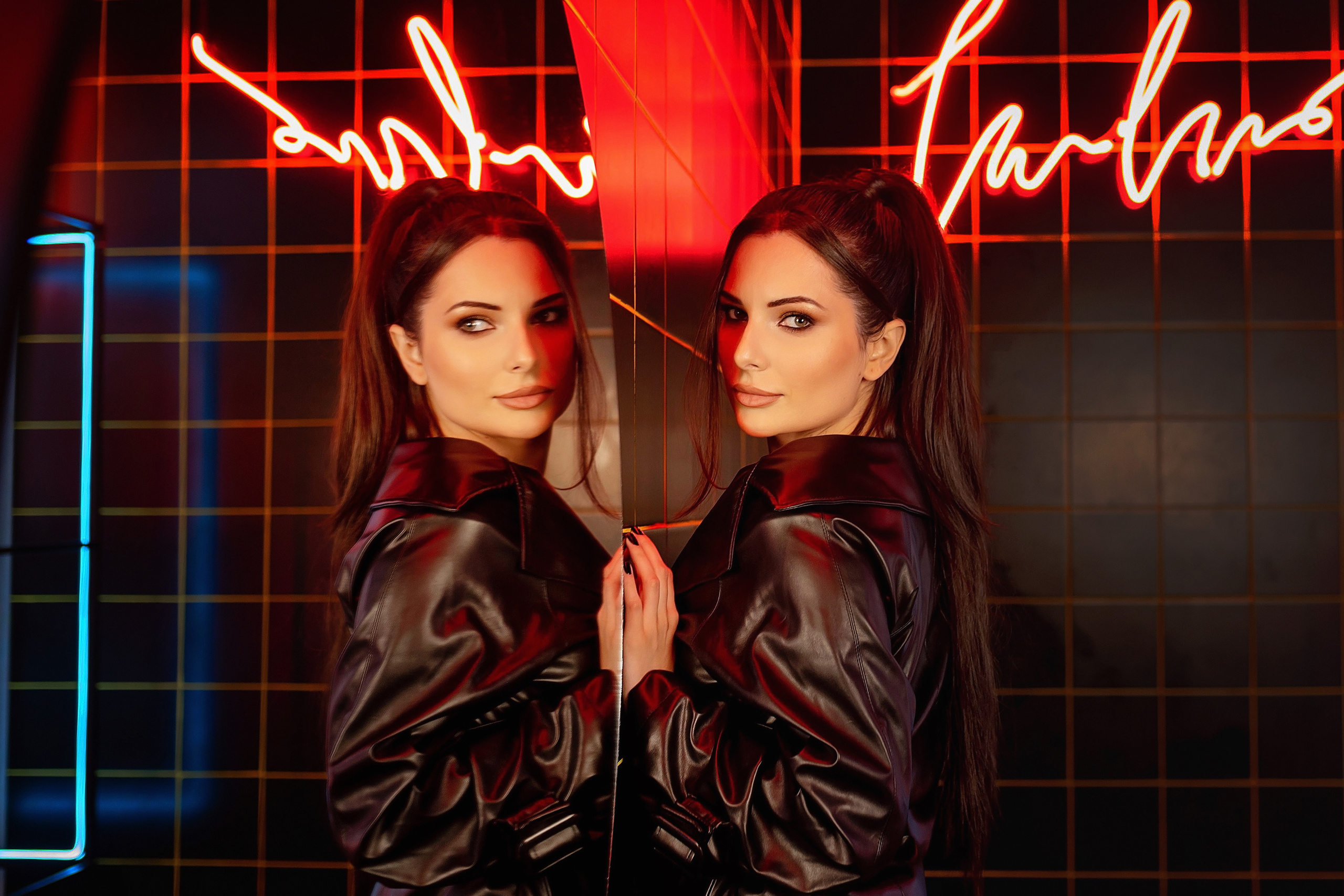 Салихат, неон. Фотограф в Москве Ксения Мокрушина | Brand & Women photographer