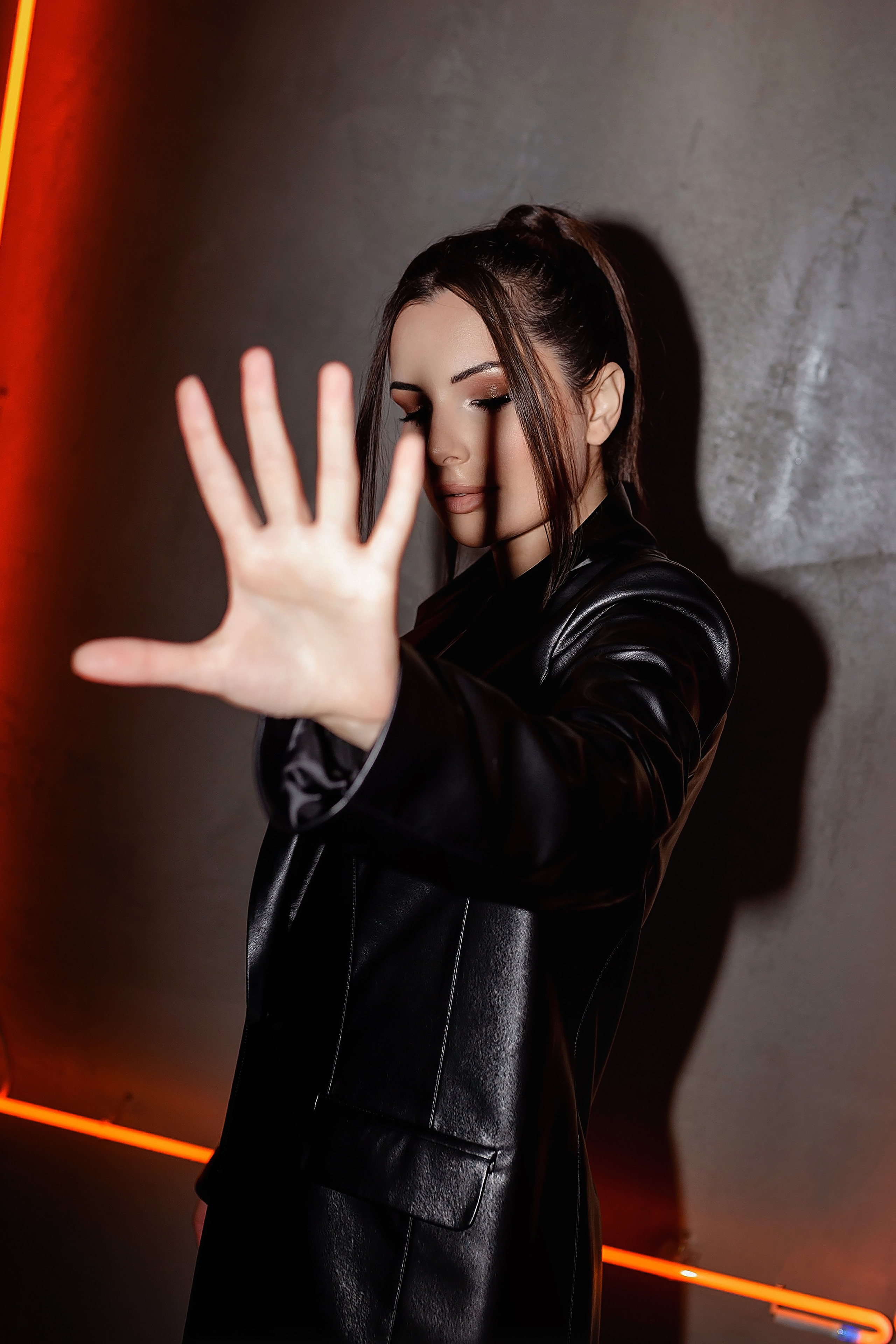 Салихат, неон. Фотограф в Москве Ксения Мокрушина | Brand & Women photographer