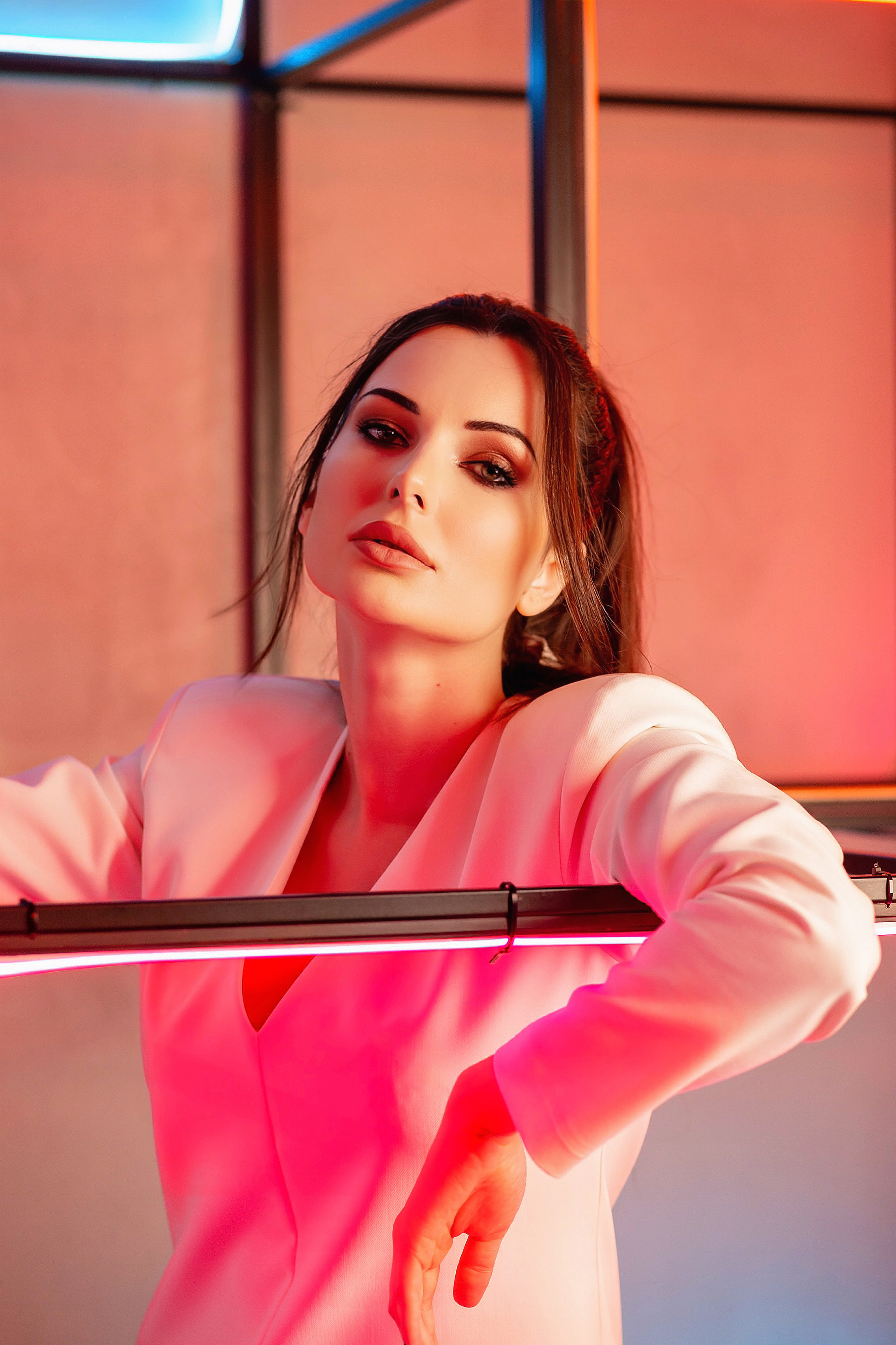 Салихат, неон. Фотограф в Москве Ксения Мокрушина | Brand & Women photographer