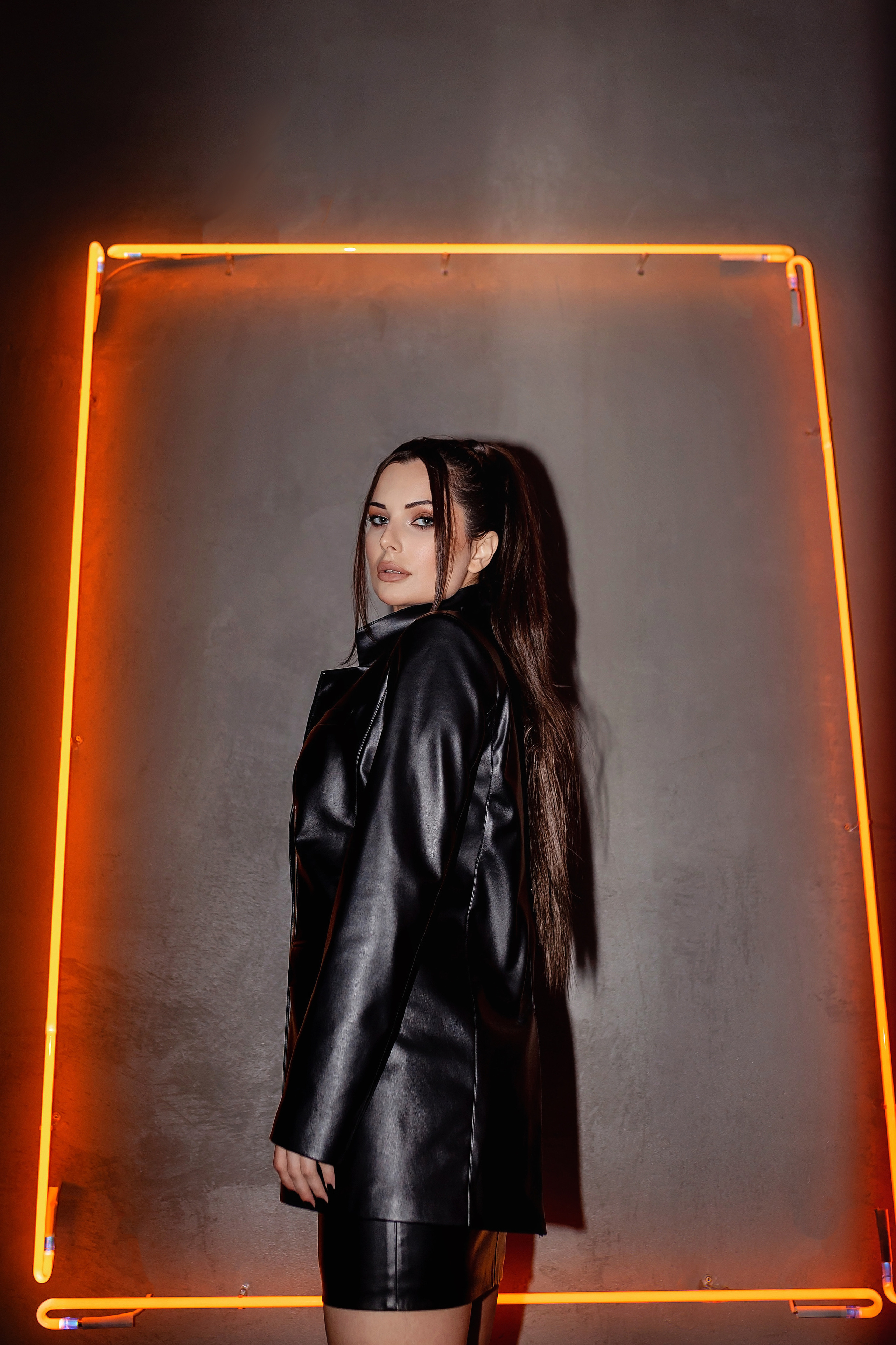 Салихат, неон. Фотограф в Москве Ксения Мокрушина | Brand & Women photographer