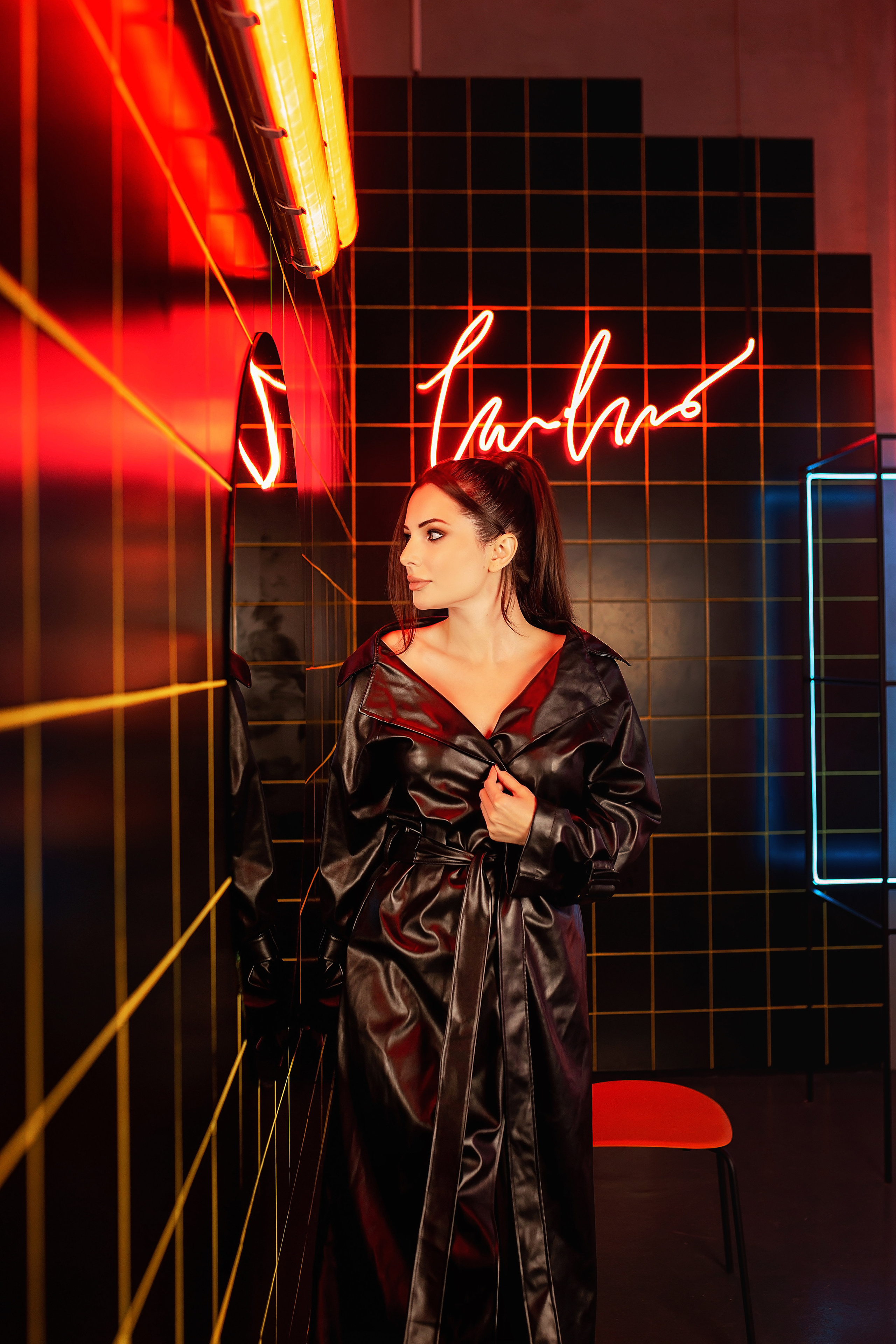 Салихат, неон. Фотограф в Москве Ксения Мокрушина | Brand & Women photographer