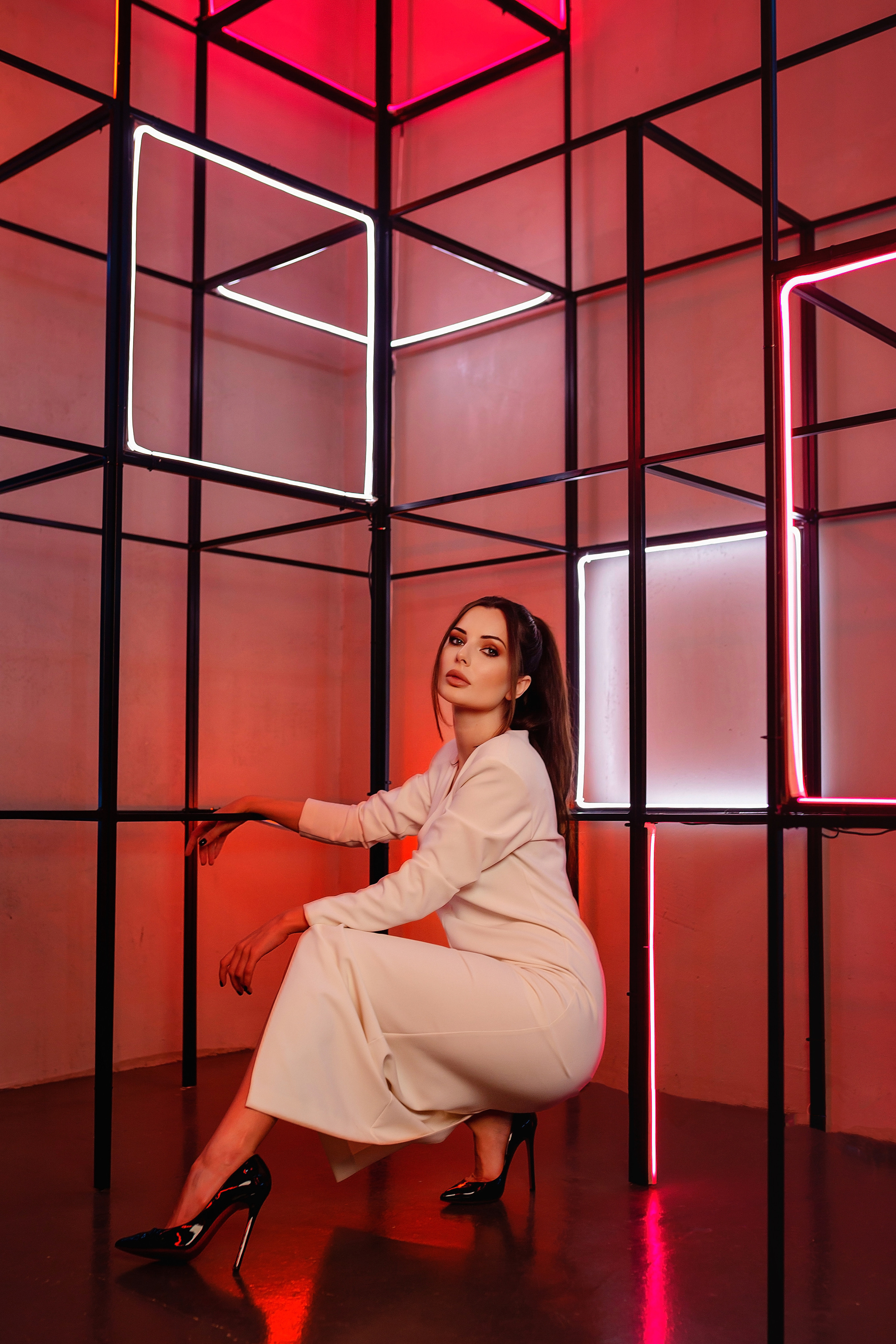 Салихат, неон. Фотограф в Москве Ксения Мокрушина | Brand & Women photographer