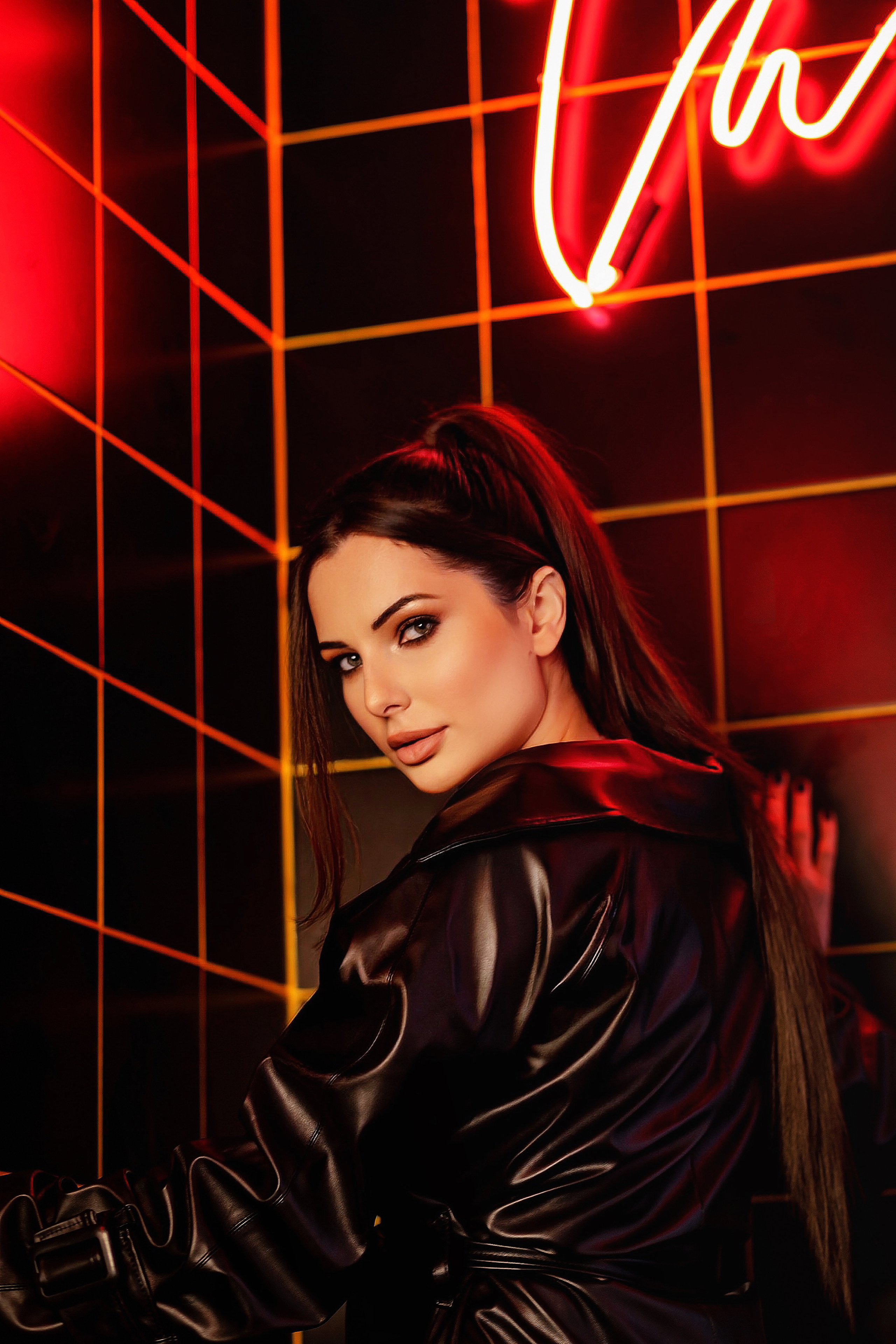 Салихат, неон. Фотограф в Москве Ксения Мокрушина | Brand & Women photographer