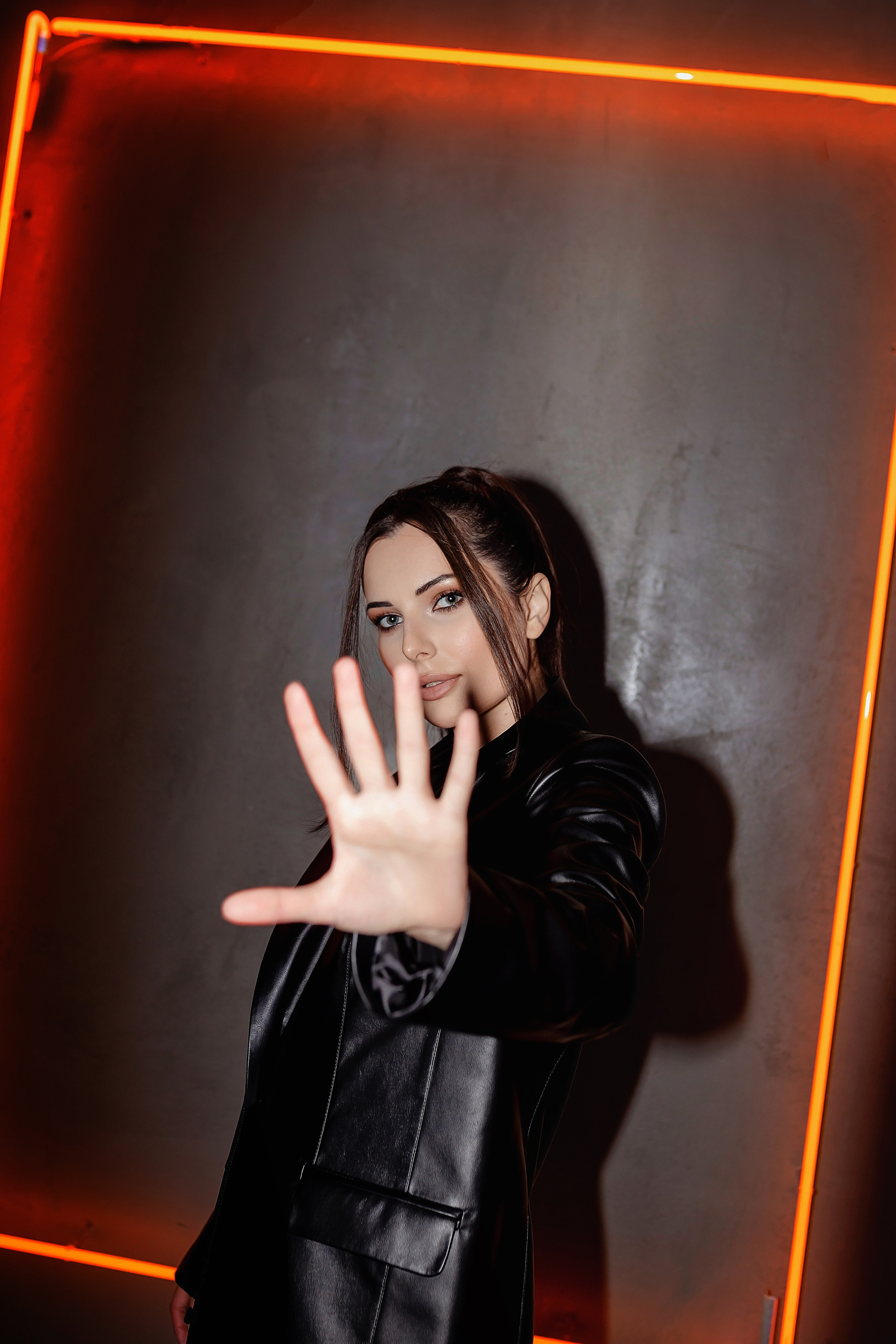 Салихат, неон. Фотограф в Москве Ксения Мокрушина | Brand & Women photographer