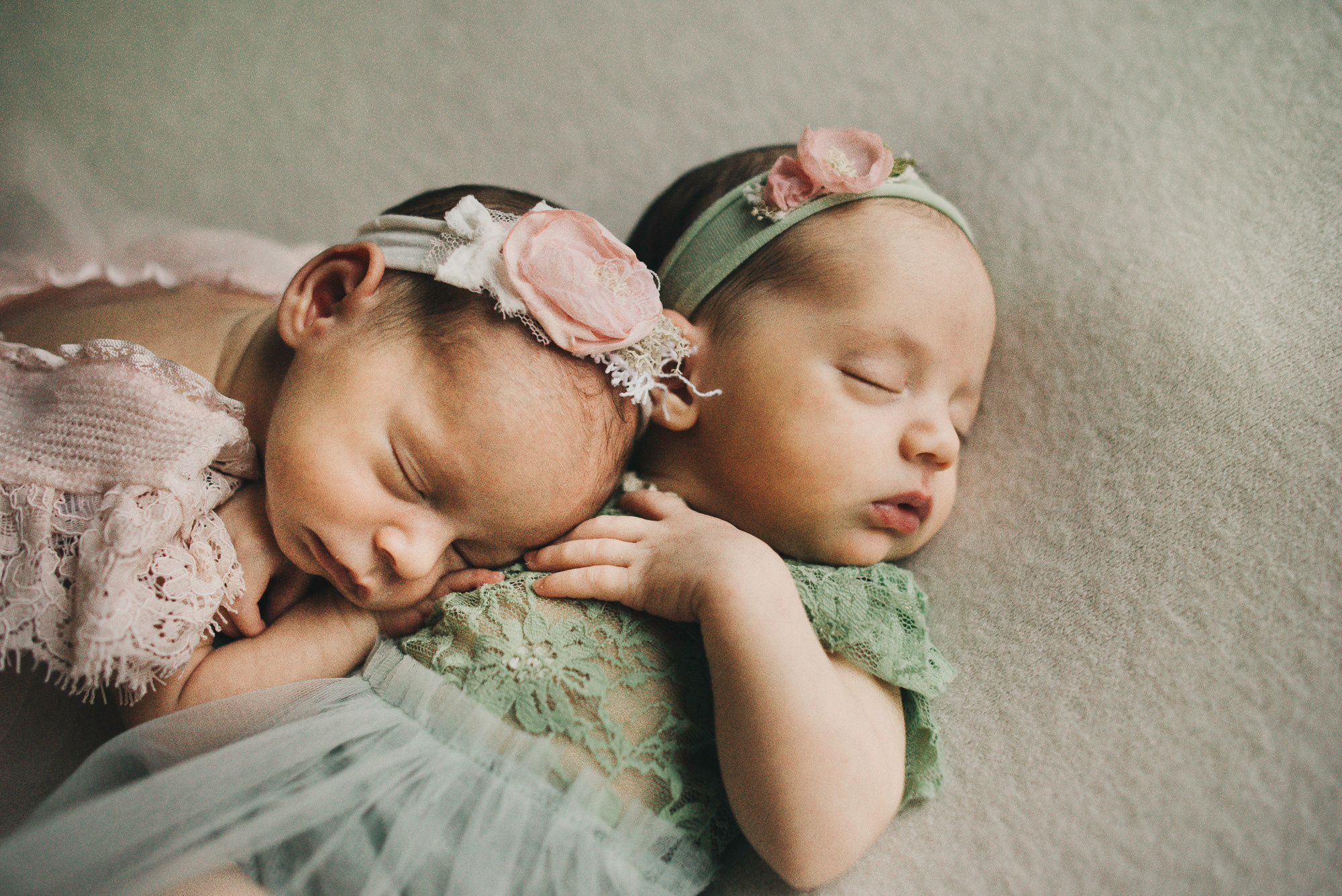 Фотосессия новорождённых двойняшек. Фотограф в Москве новорожденные свадьбы семьи Дарья Ларионова