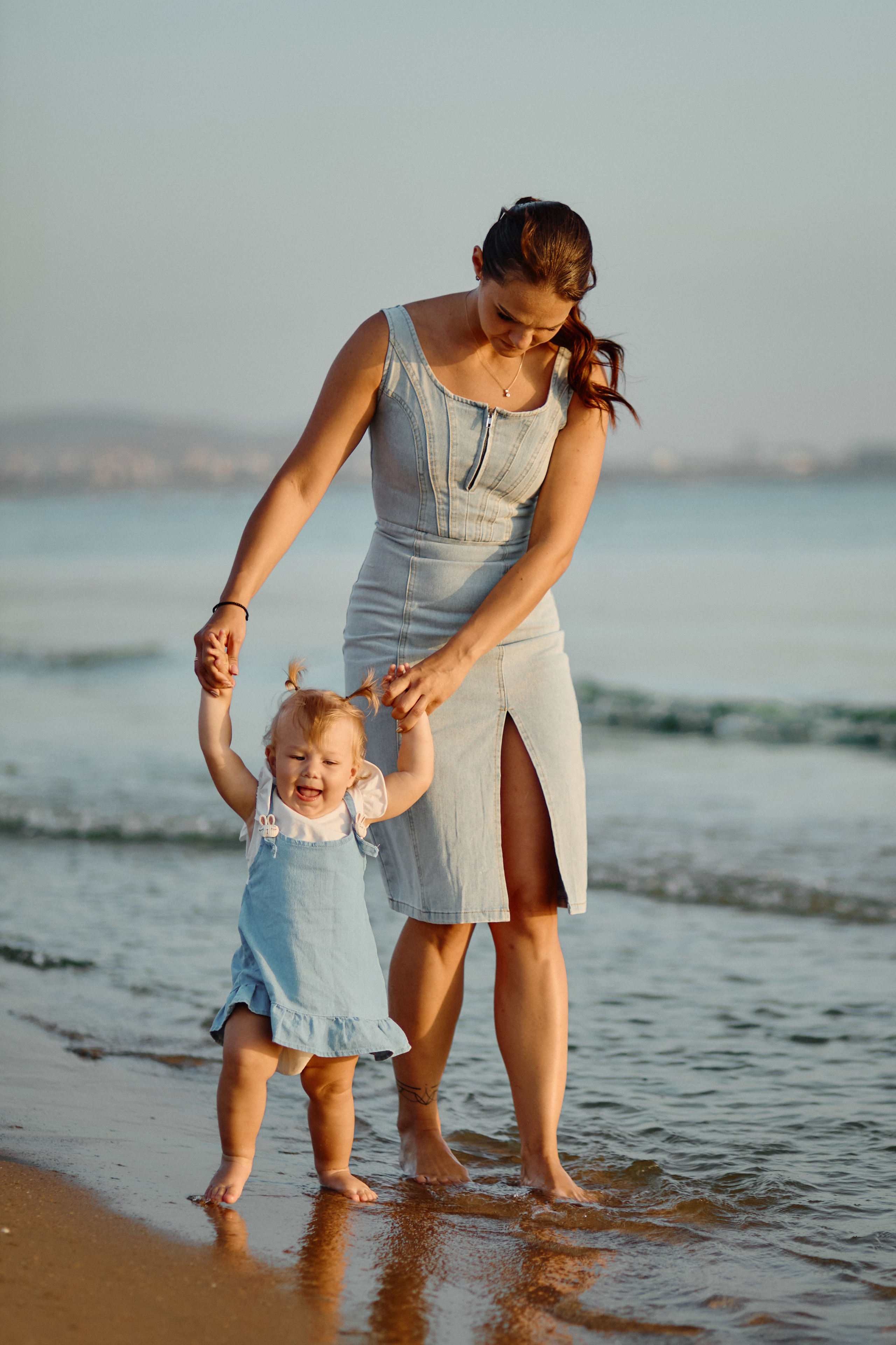 Мама и дочка гуляют по морю