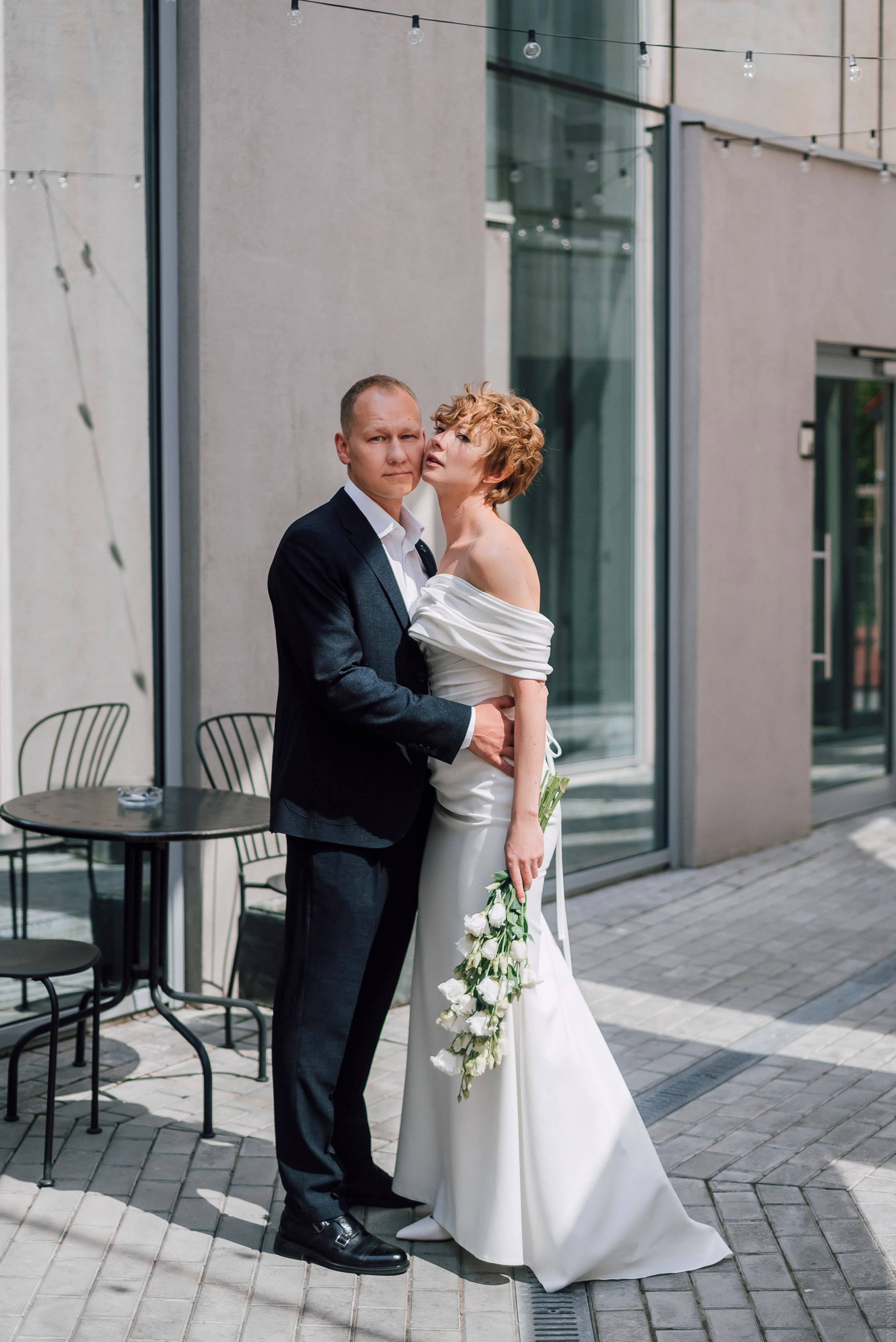 Молодожены на территории отеля в полный рост