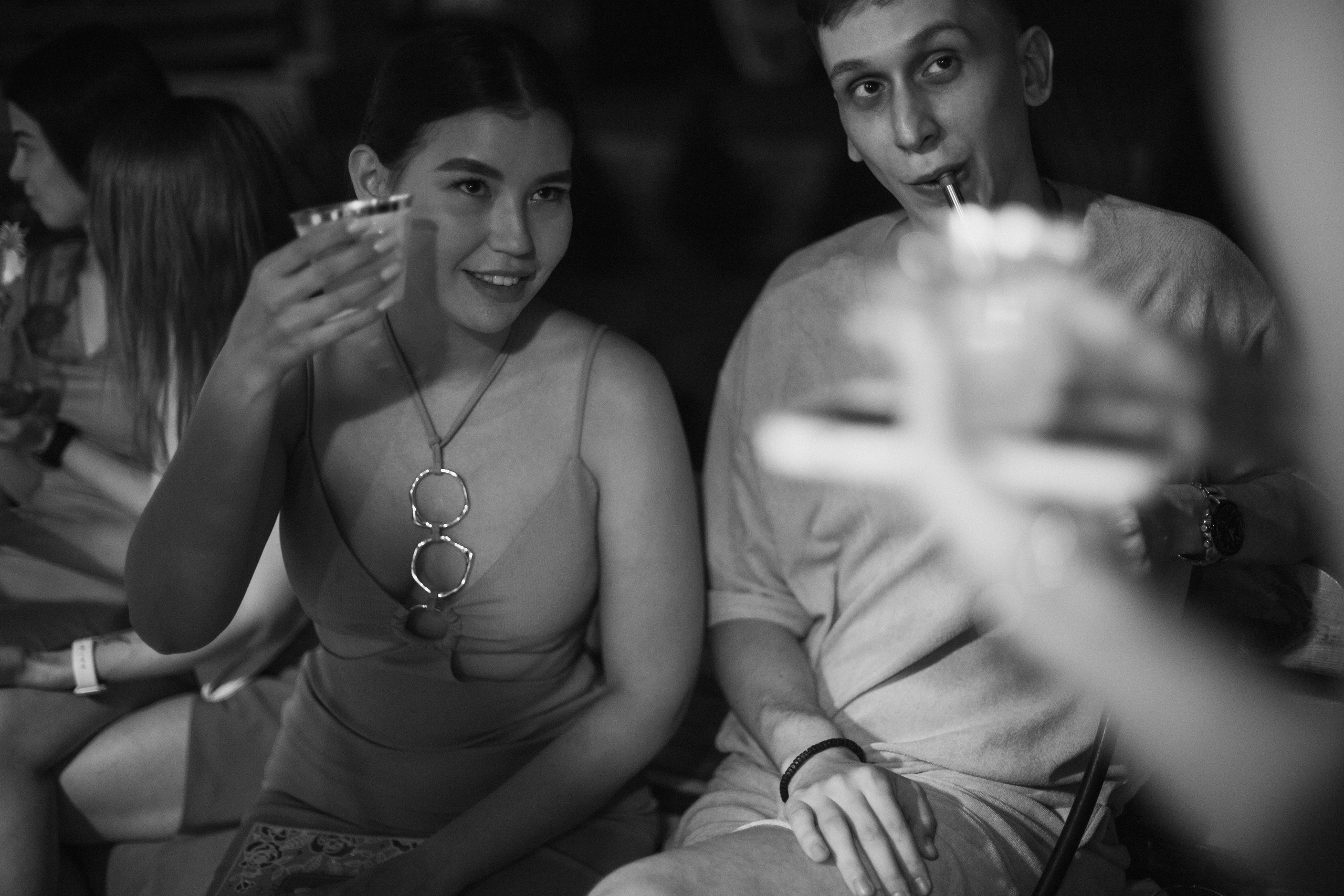 Фотосессия вечеринки у бассейна с видом на горы. Свадебный, репортажный и портретный фотограф Сочи, Краснодар. Александра Зайцева