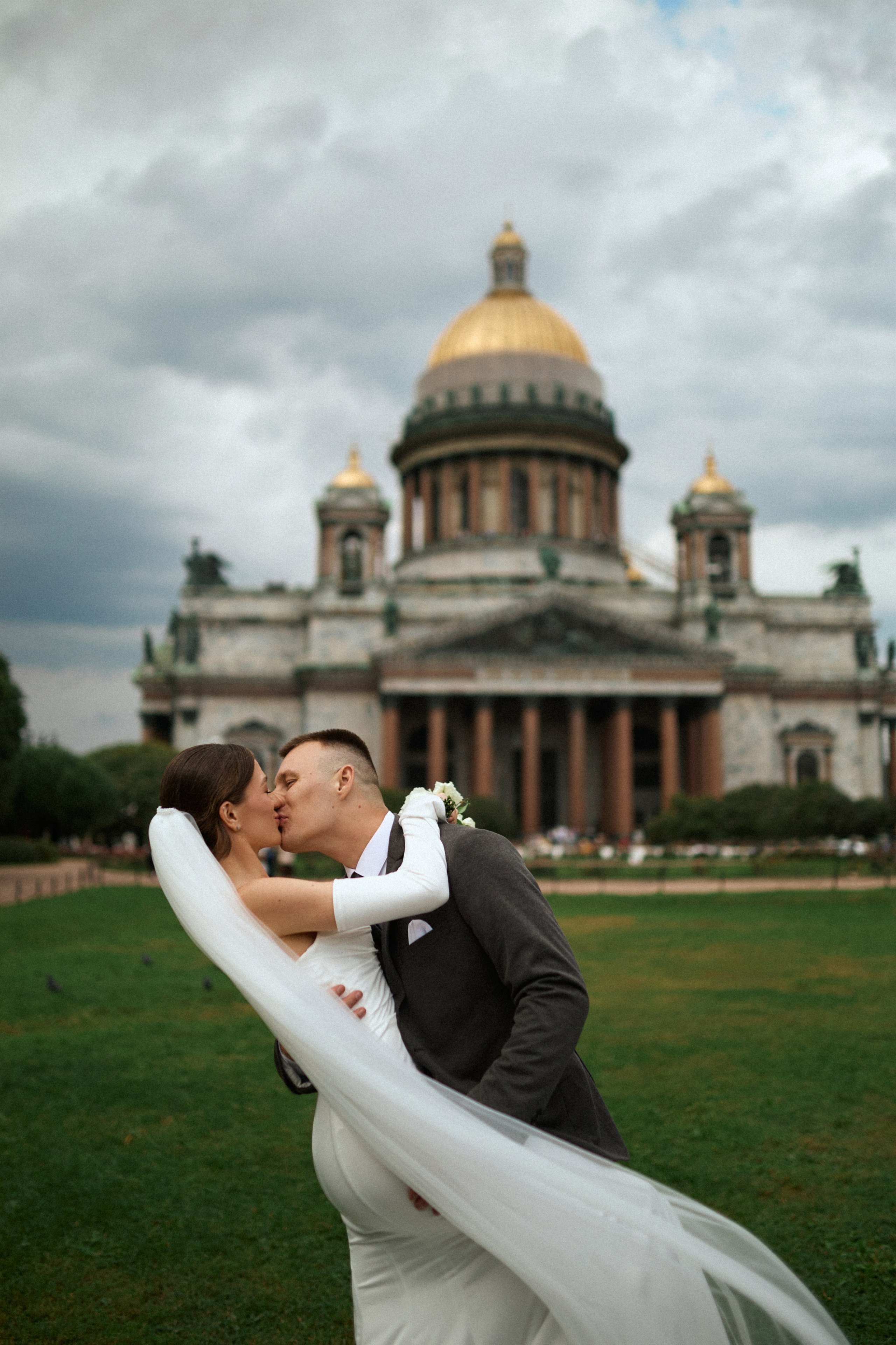 Свадьба в Питере на катере. Сестры Карабаза. Фотографы и ретушеры в Москве и Санкт-Петербурге