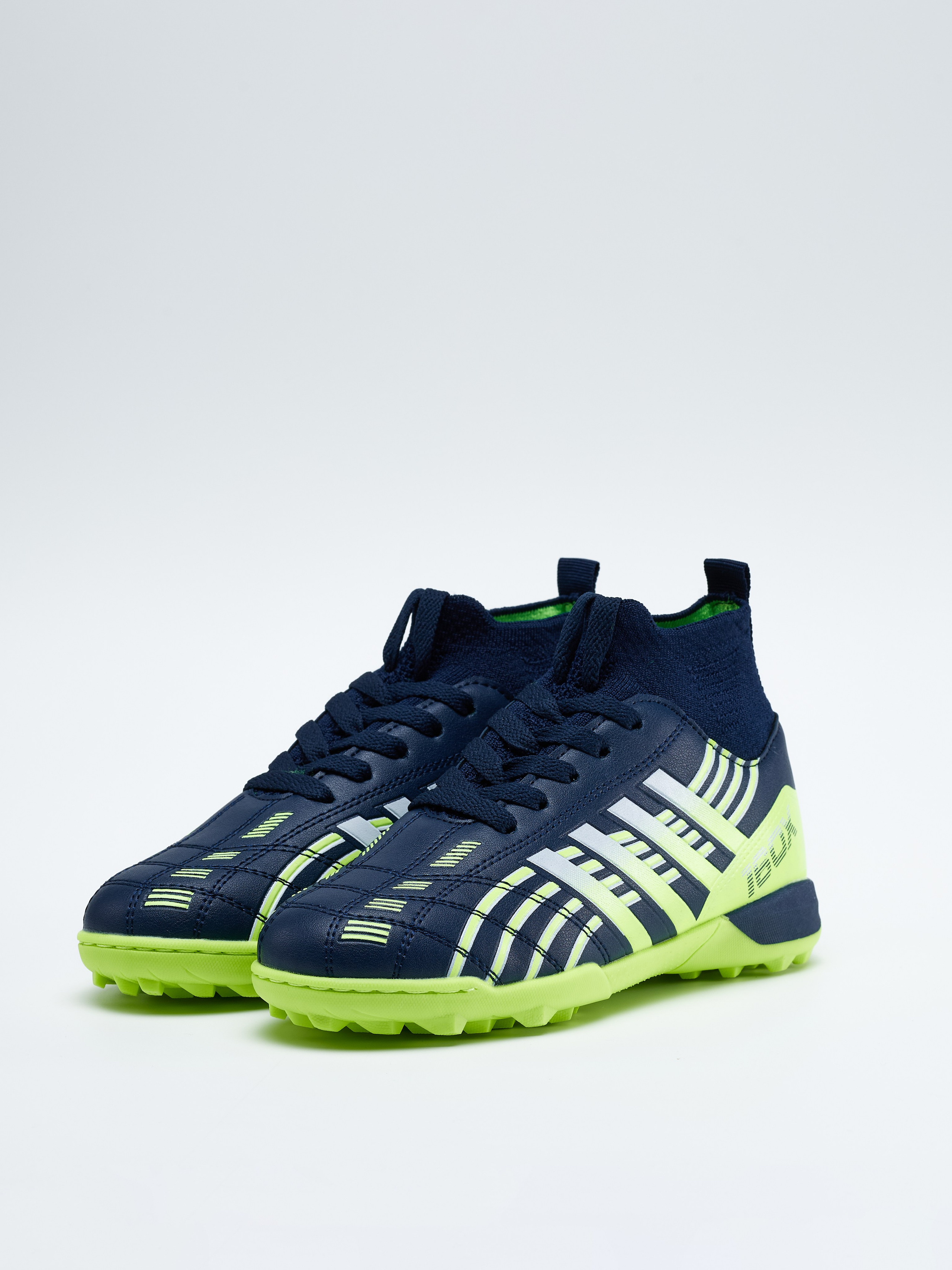 Спортивная обувь. Уютная студия предметной съемки для маркетплейсов в городе Москва