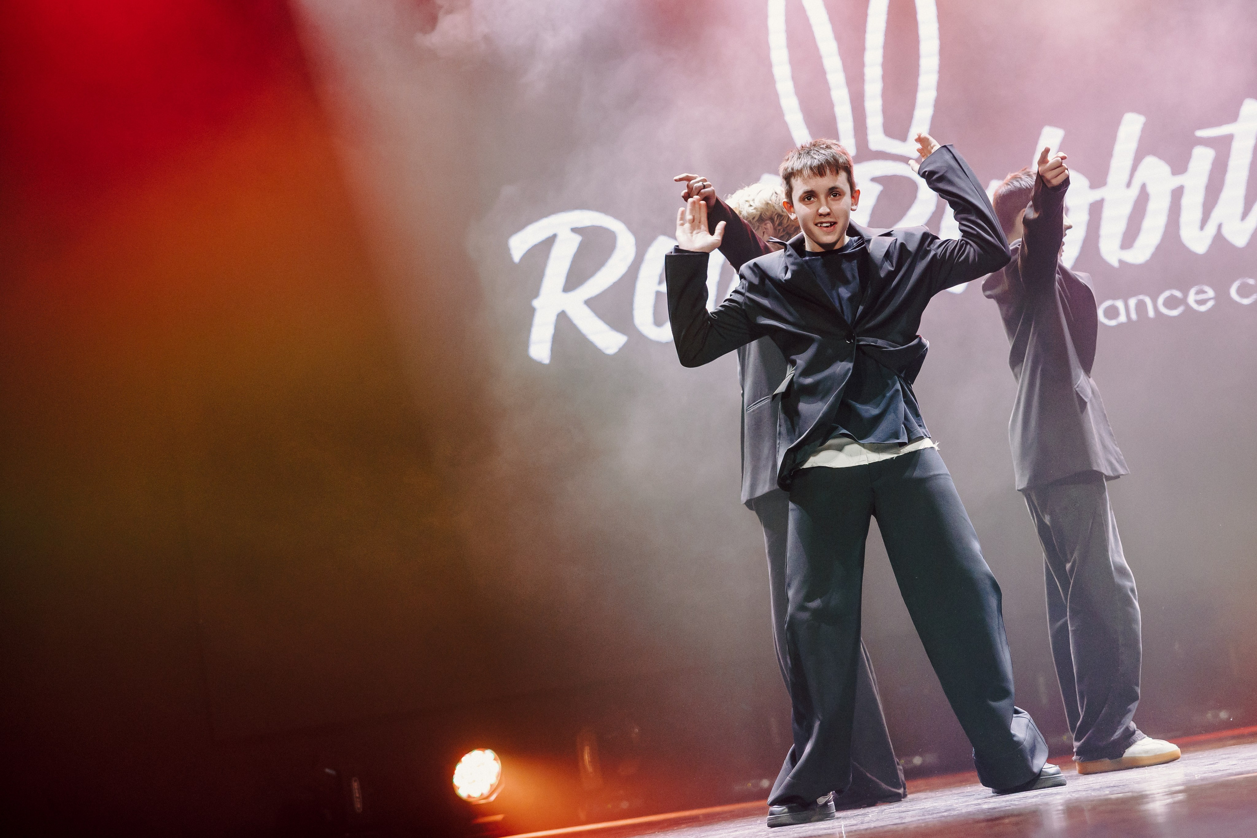 Отчётный концерт танцевальной школы «Red Rabbits» 2025. Лёшка Варзегов — фотограф