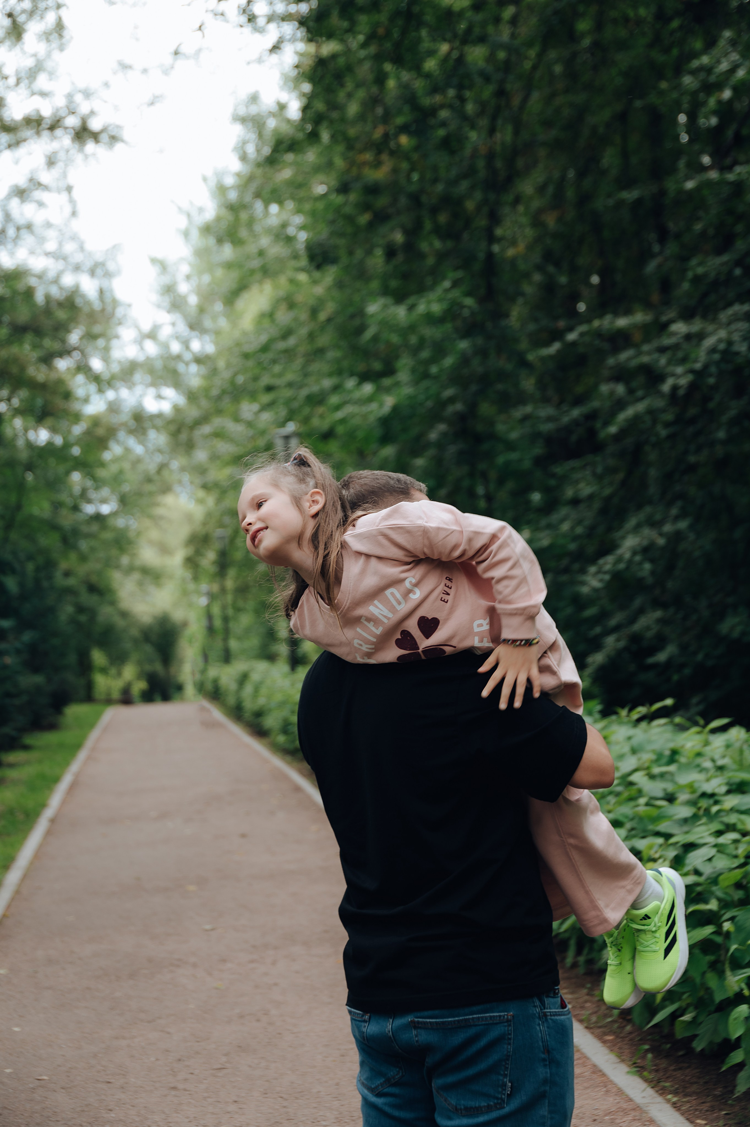 Трое в парке и меховой шар. Детский и семейный фотограф Катерина Мишина