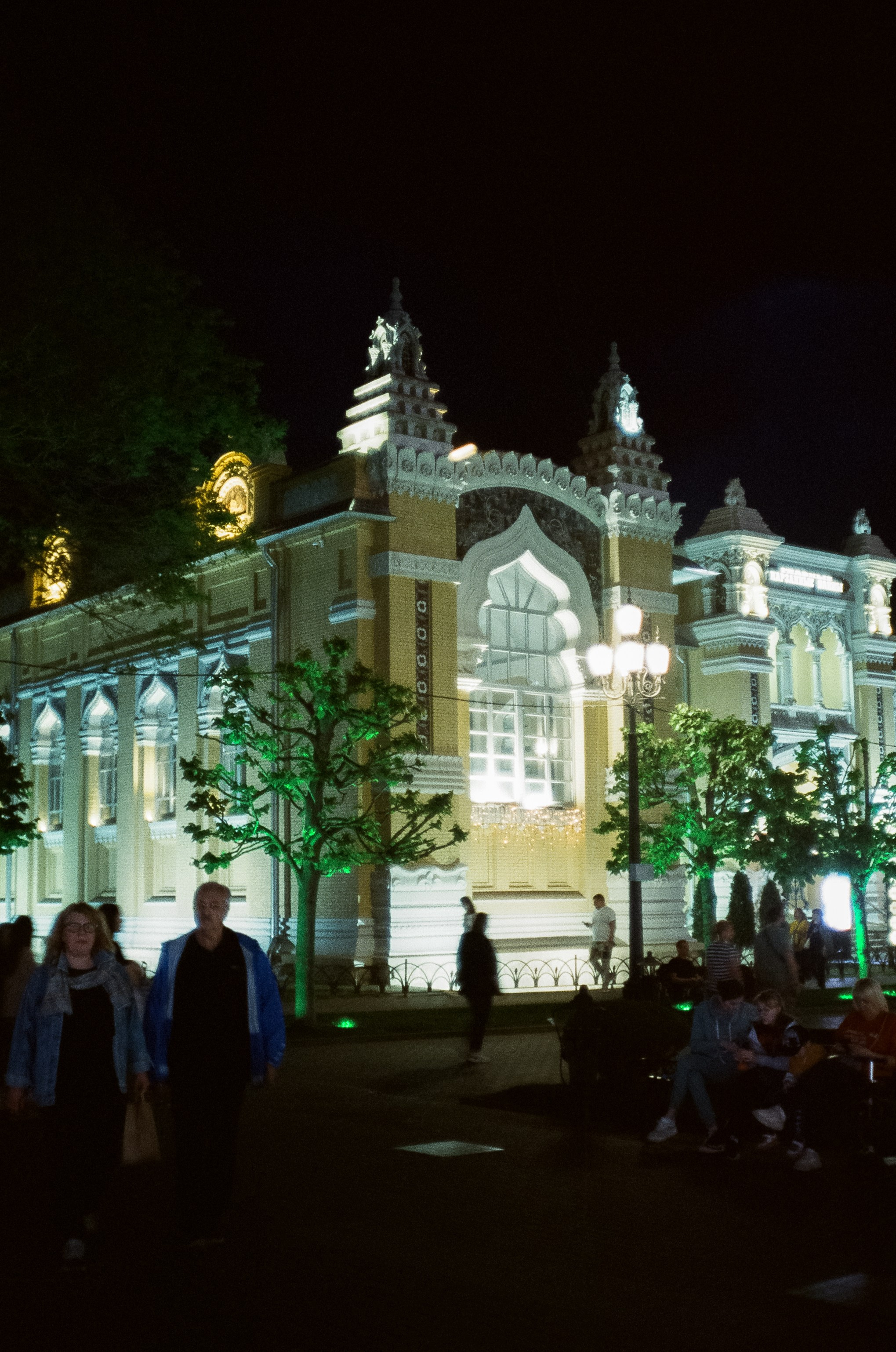 Курортный проспект Кисловодска вечером и поющие фонтаты