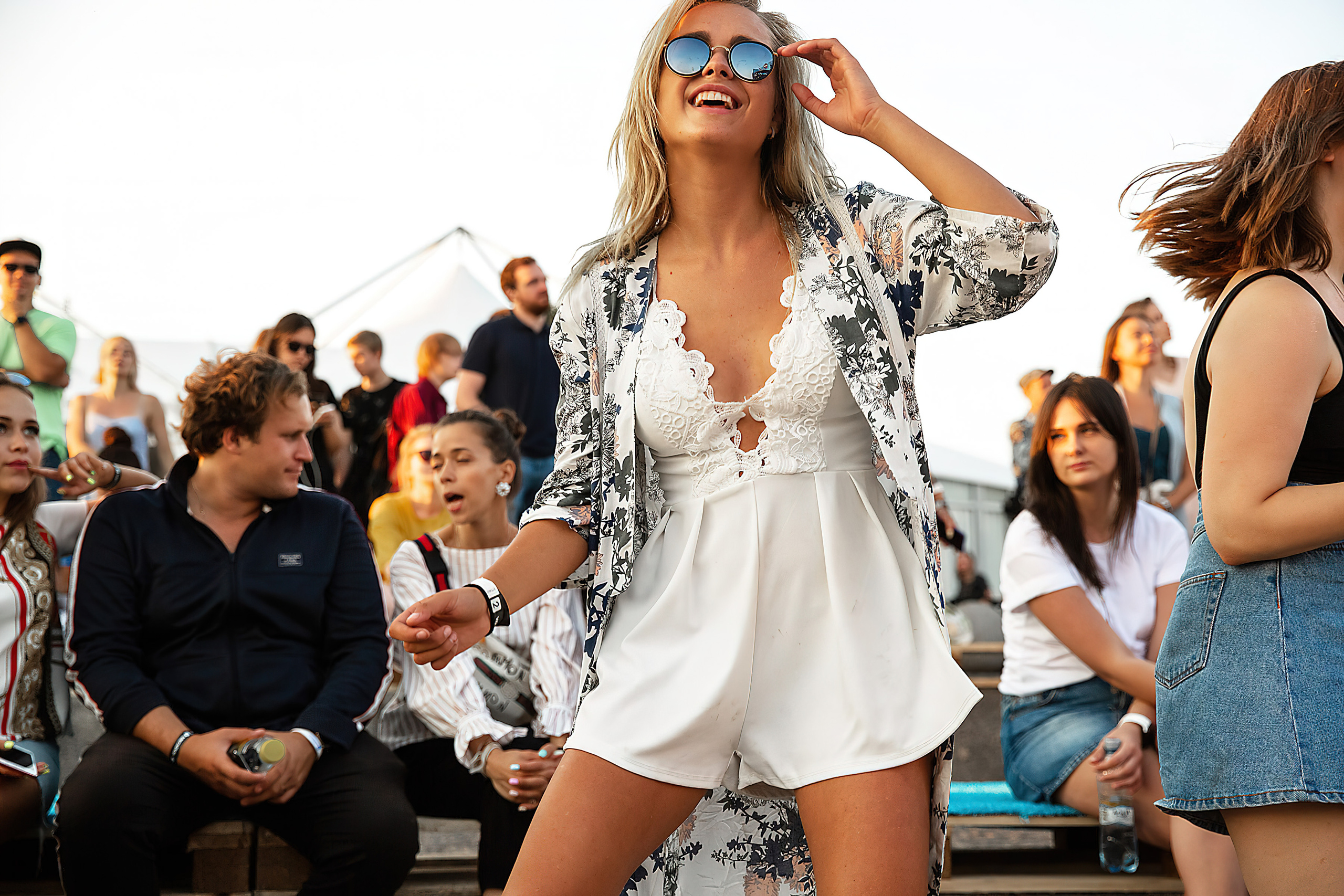 Репортаж девушка в очках на пляже