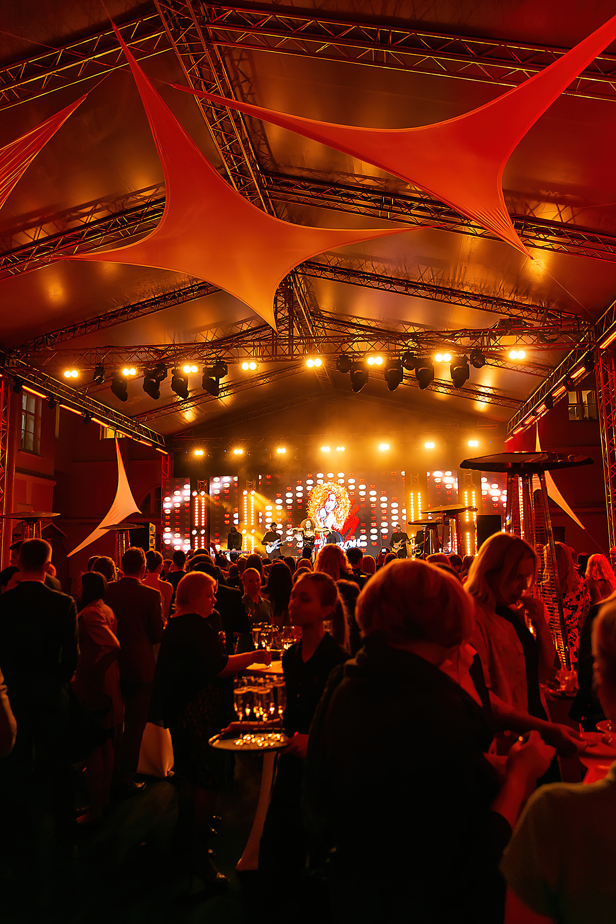 Атмосферное фото зала репортаж ночью