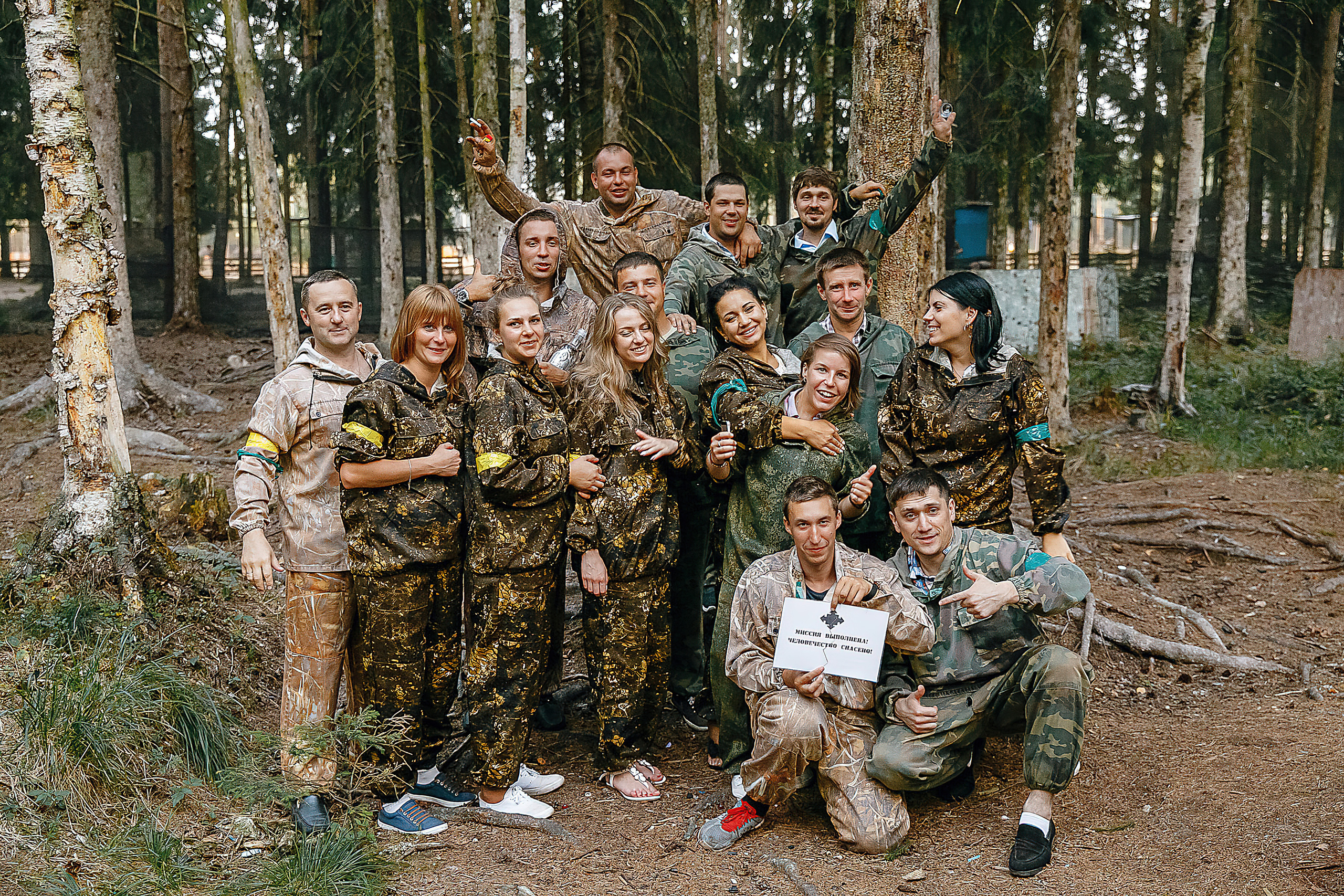 Репортаж групповое фото в лесу