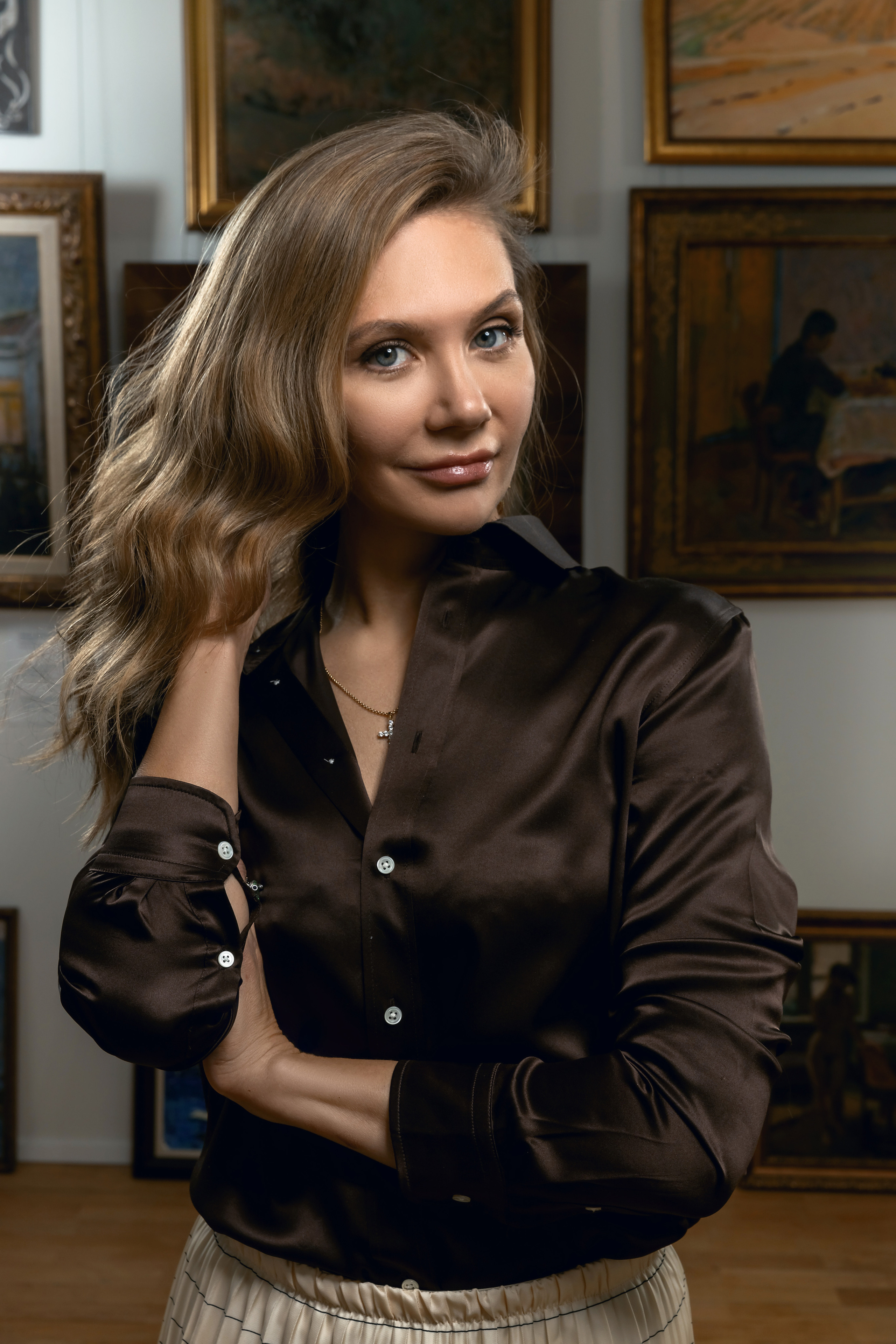 Женский деловой портрет в галерее