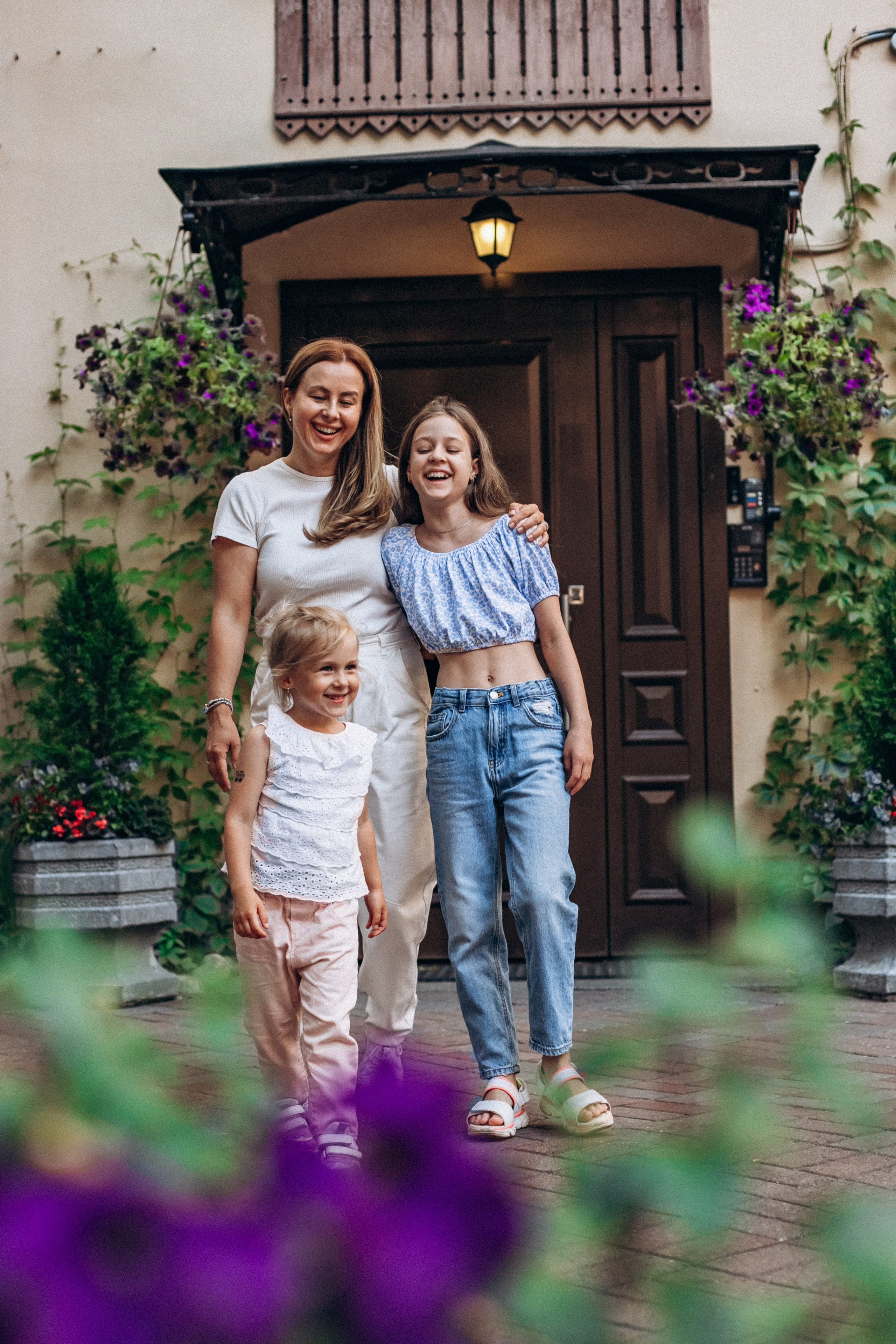 Дарья с семьей в июне. Фотопрогулка в Петербурге. Индивидуальный и семейный фотограф в Санкт-Петербурге