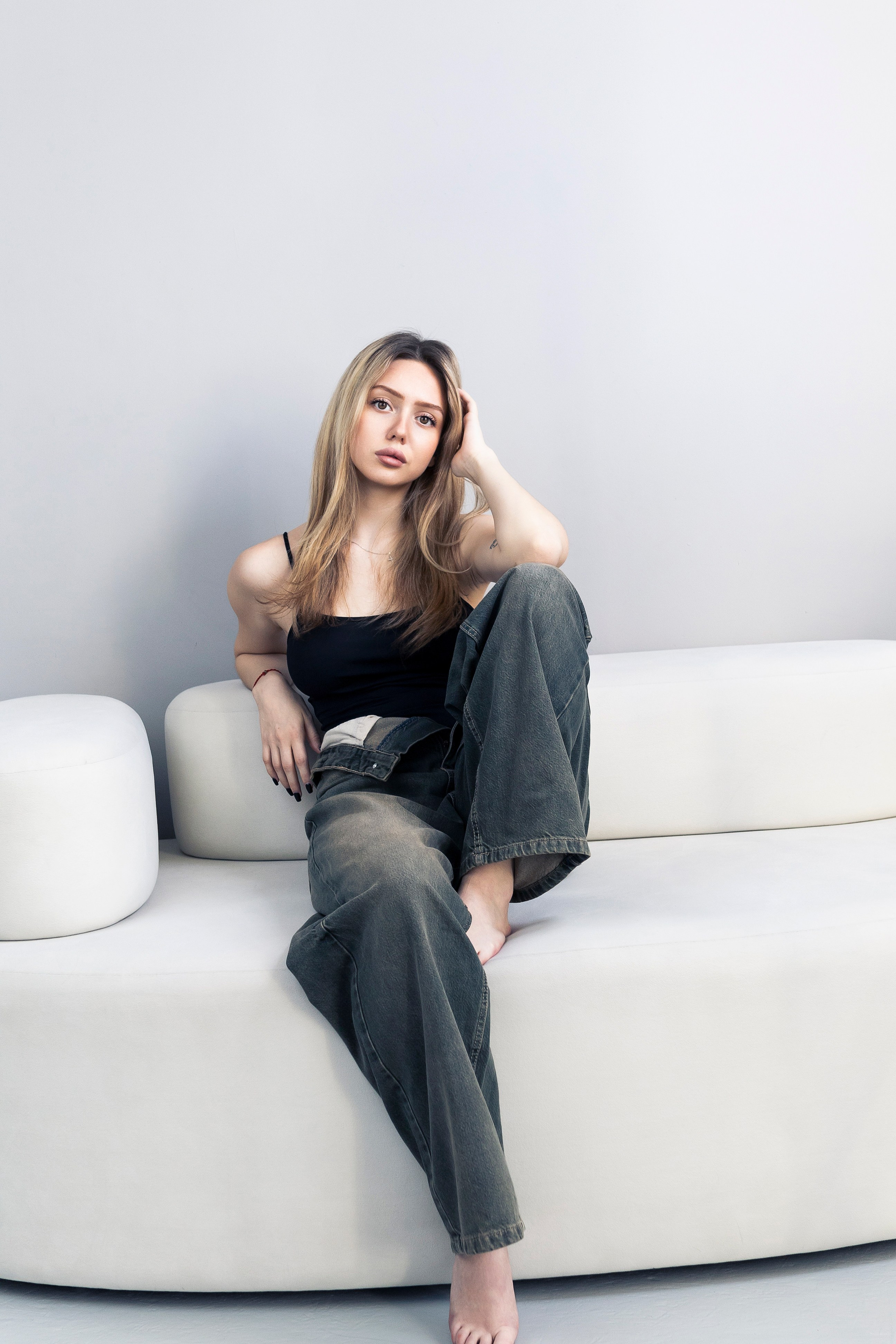 Портрет девушки на диване 