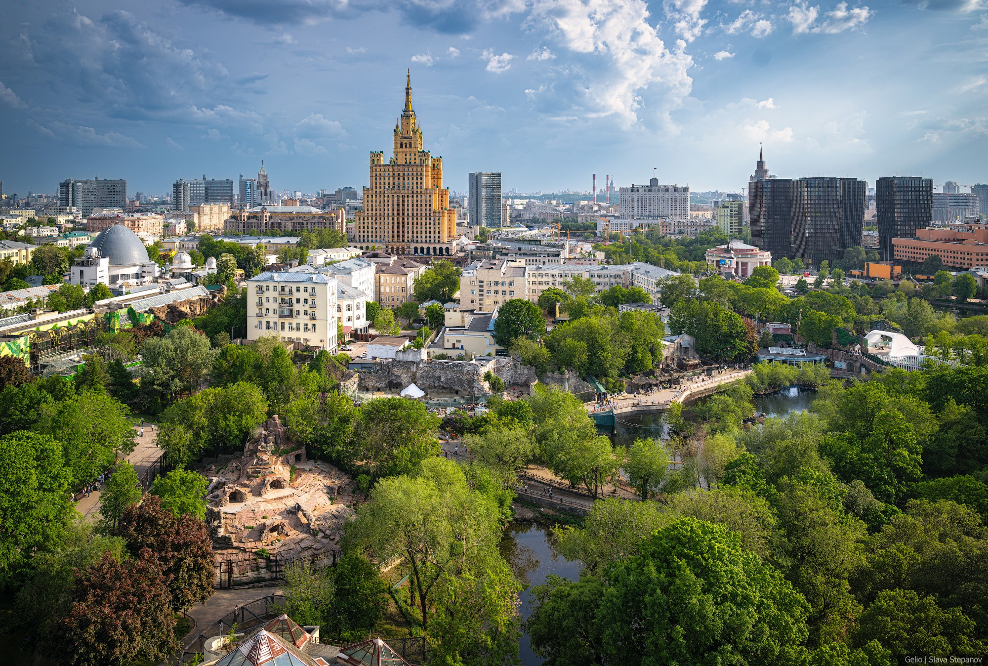 Territory of the Moscow Zoo against a Stalinist high-rise, Gelio.