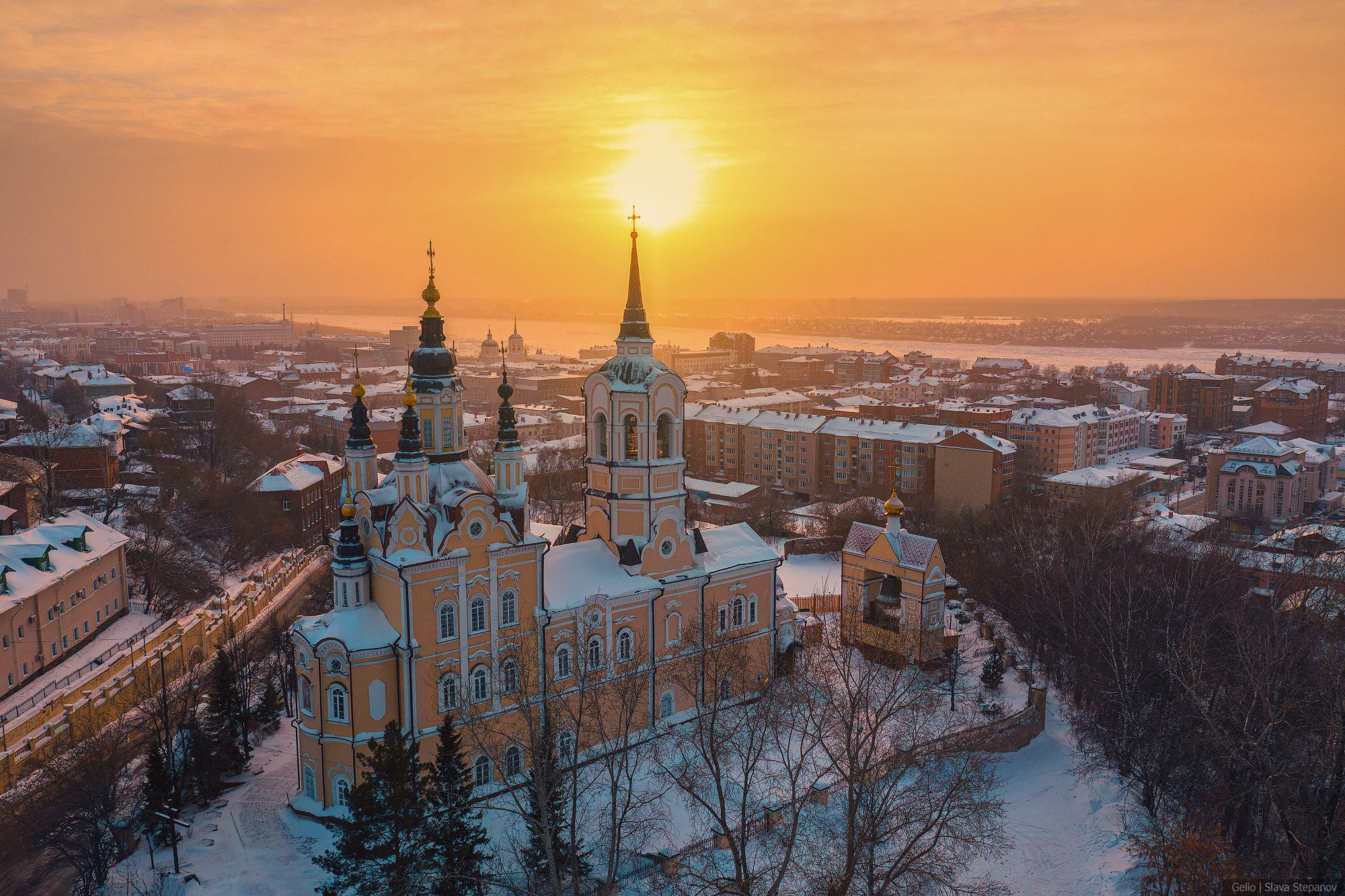 Томск зимний на фоне заката с высоты