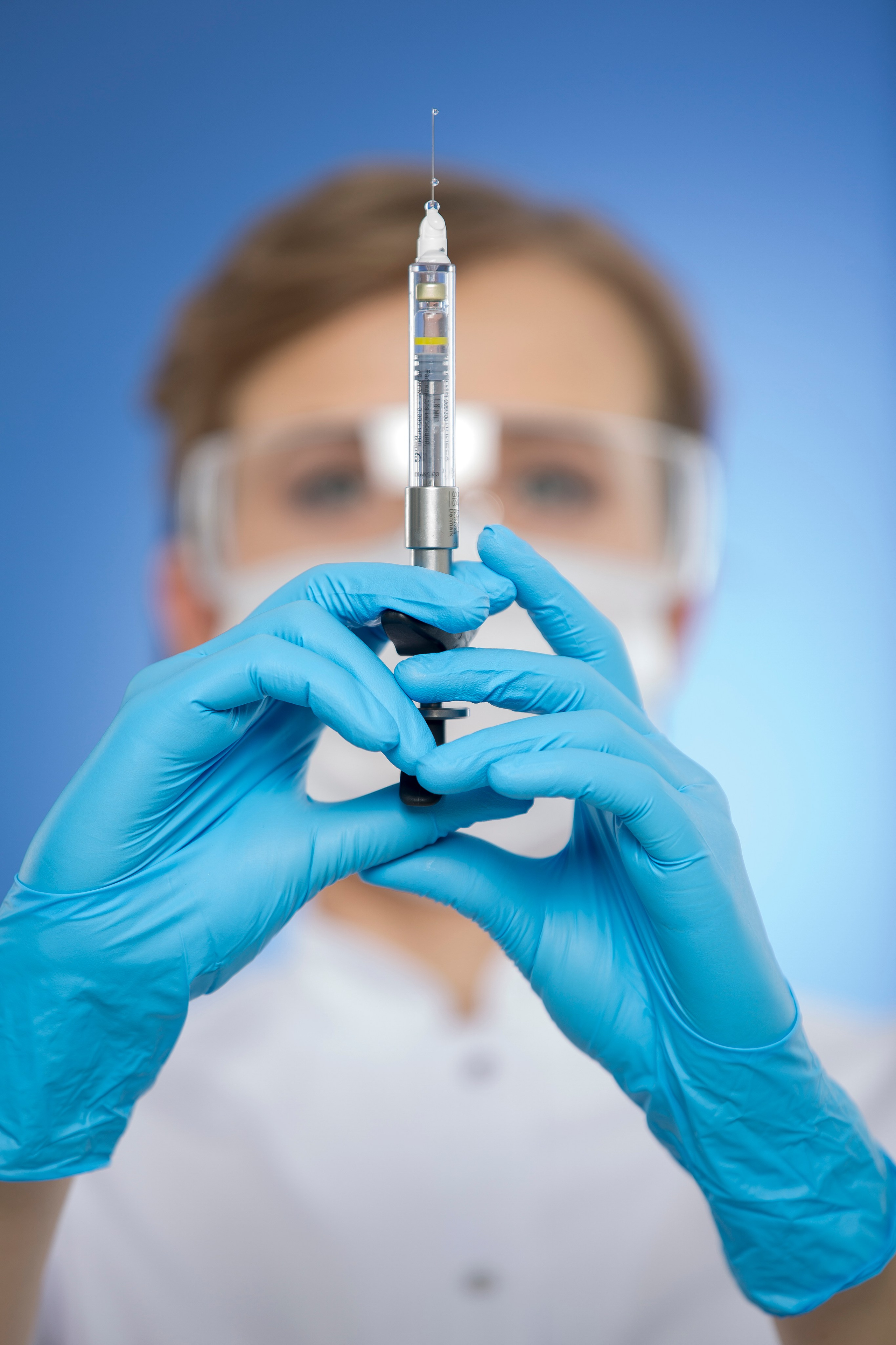 Медсестра с шприцом в руке, рекламная съёмка для анестетика INIBSA