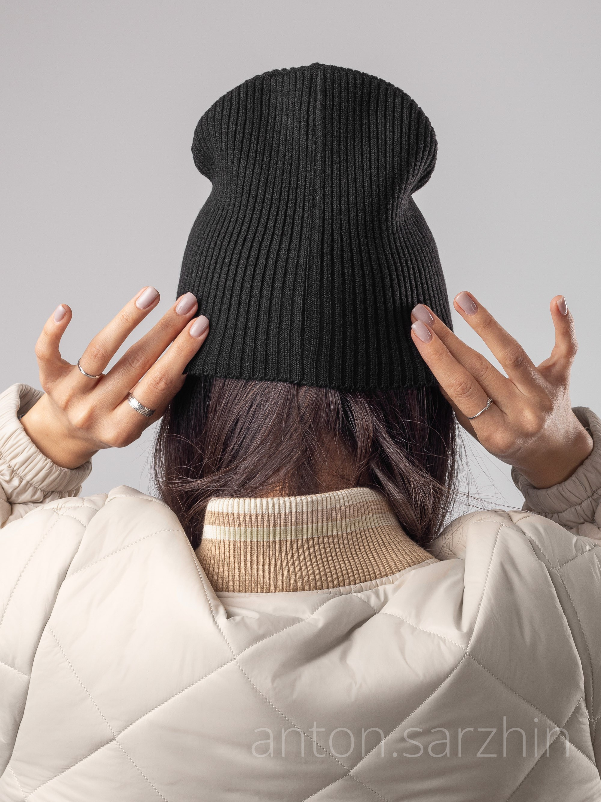 Шапка бини на девушке сзади