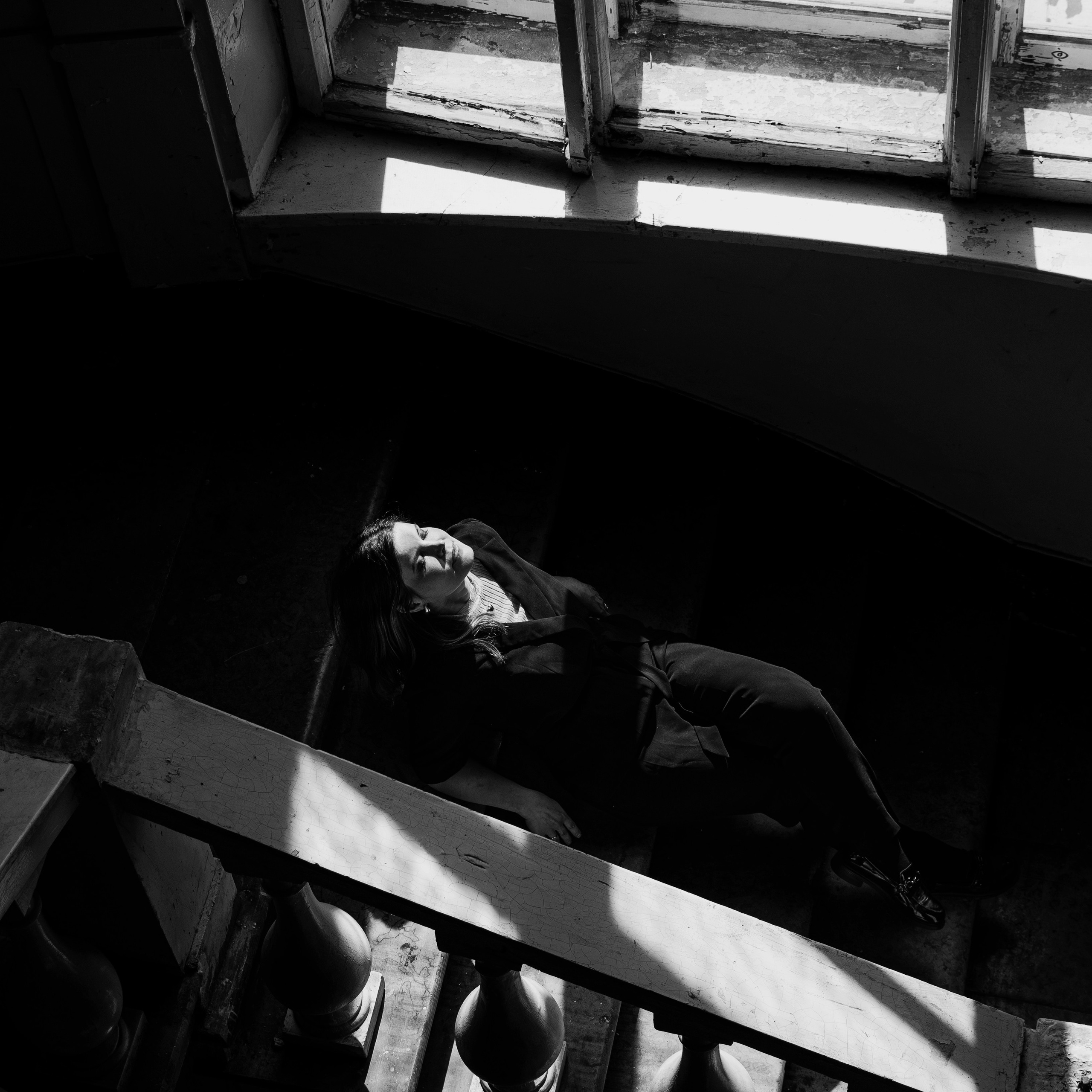 Фотопрогулка по питерским дворикам и парадным в формате разведки новых мест. Портретный и репортажный фотограф в Санкт-Петербурге Варвара Жукова